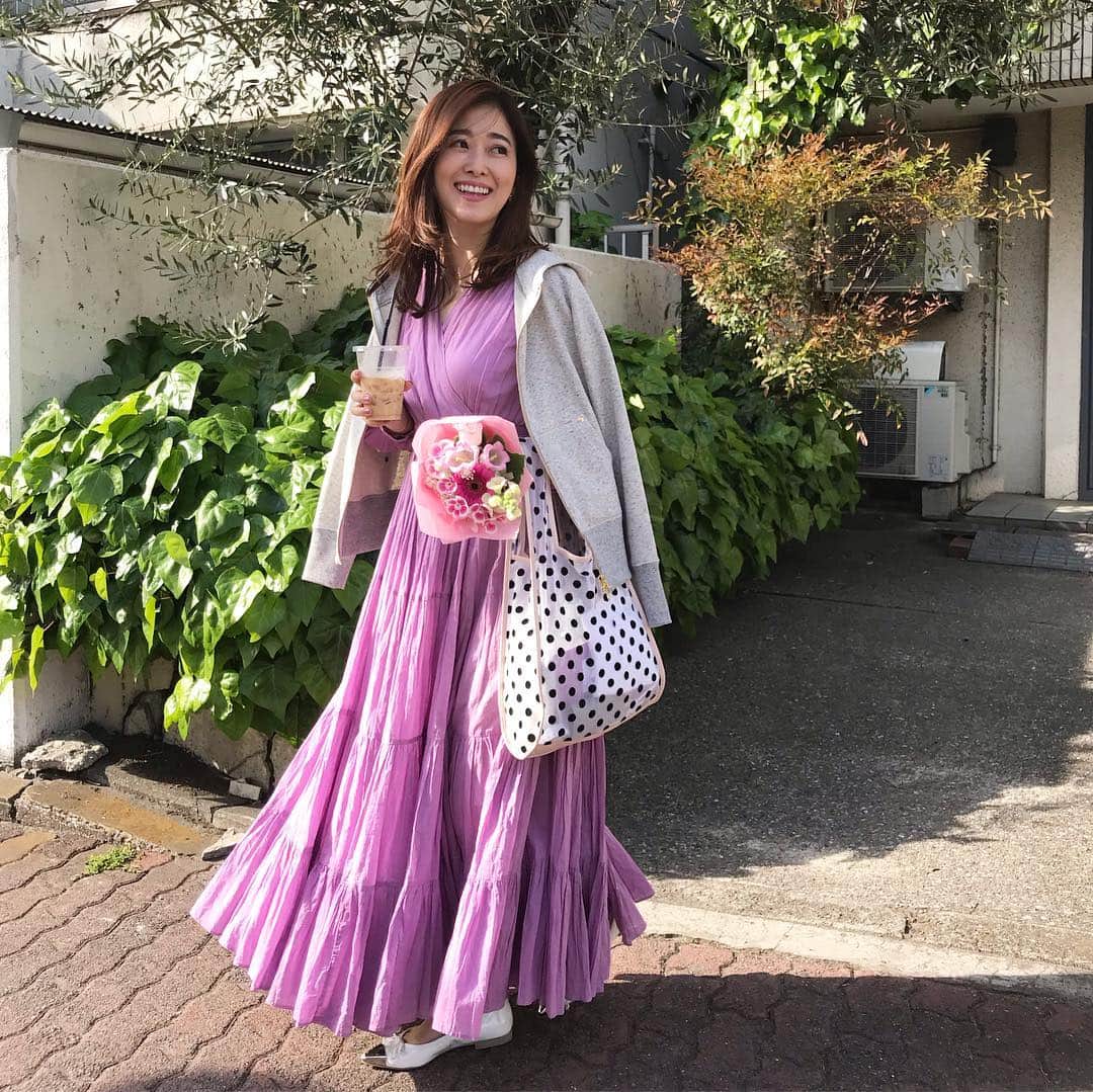 山本みらいさんのインスタグラム写真 - (山本みらいInstagram)「. ちょっとだけ嬉しい事があり、 浮かれて自分に花を買いました💐✨ . Dress…#velnica Hoodie…#hasolas Bag…#ludlow . .」4月18日 20時39分 - mirai_yamamoto