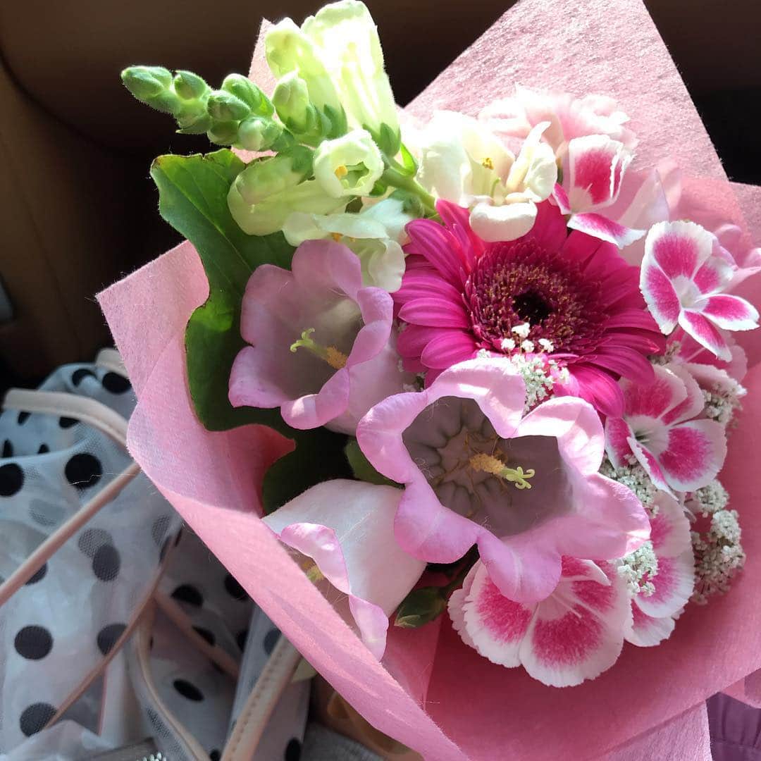 山本みらいさんのインスタグラム写真 - (山本みらいInstagram)「. ちょっとだけ嬉しい事があり、 浮かれて自分に花を買いました💐✨ . Dress…#velnica Hoodie…#hasolas Bag…#ludlow . .」4月18日 20時39分 - mirai_yamamoto