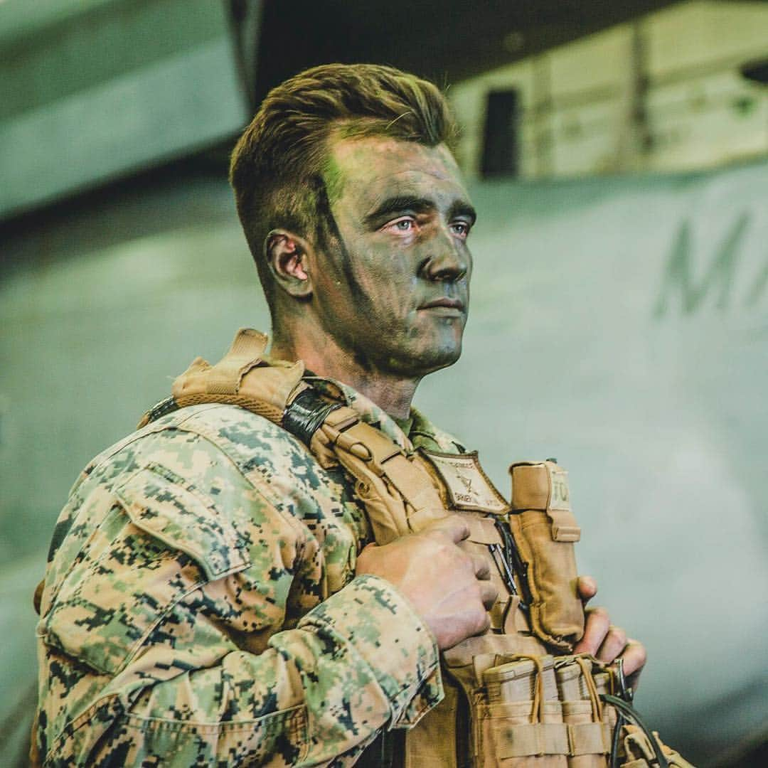 アメリカ海兵隊さんのインスタグラム写真 - (アメリカ海兵隊Instagram)「They’ll Never Take Our Freedom  Cpl. Seth Garner, a squad leader with @pride_of_the_pacific waits in the hangar bay aboard the amphibious assault ship USS Boxer, in preparation for a training mission. (U.S. Marine Corps photo by Lance Cpl. Dalton S. Swanbeck)  #Marines #Aviation #Flight #Motivation #Yut #Kill #Fight #MarineLife #Ship #Training #Ocean #Water #USMC #SemperFi #USMarines」4月18日 20時41分 - marines