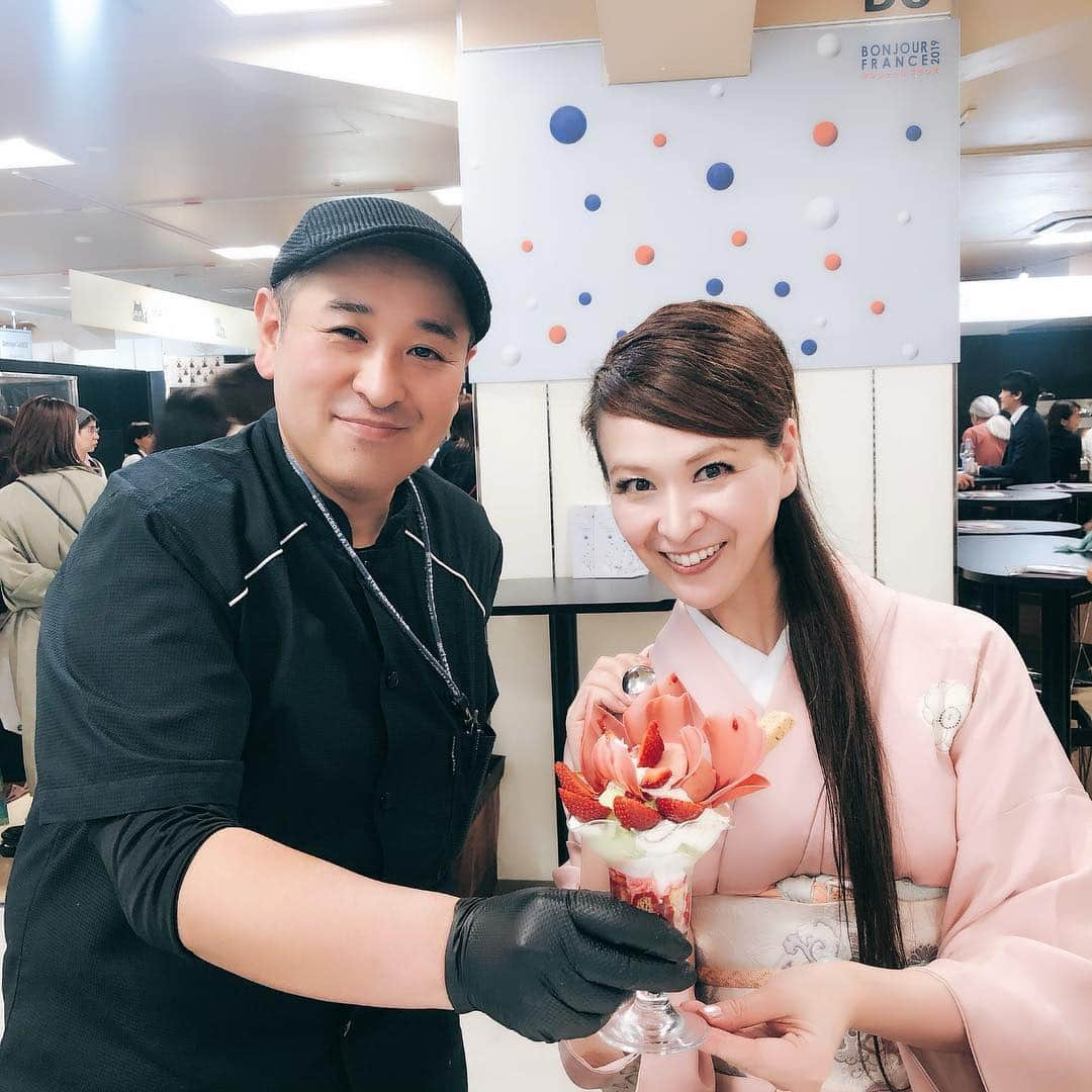 里井真由美さんのインスタグラム写真 - (里井真由美Instagram)「いちご満開パフェ〜🍓🌸 「パティスリー ヨシノリ アサミ」浅見シェフのパフェ🍓🌸🍓🌸 ・ ・ 見た目もテンション上がるし、食べておいしい。ピスタチオのアイスとともに。 ・ ・ 後半は「食べるコーヒー」チョコのようなコーヒーのような🥰食感も香りもリッチな「カフェレート」は ここだけのオリジナル。 伊勢丹新宿店6階「フランス展」で 4/21まで食べられまーす🇫🇷 ・ ・ #フランス展#いちご#いちごパフェ#イチゴ#いちごスイーツ#苺#いちごショートケーキ#いちごショート#パフェ#いちごアイス#ヨシノリアサミ #ケーキ#いちご🍓#🍓#里井真由美#1級フードアナリスト里井真由美#ホテルスイーツ#デパ地下スイーツ#フルーツ#さといいね」4月18日 20時44分 - mayumi.satoi