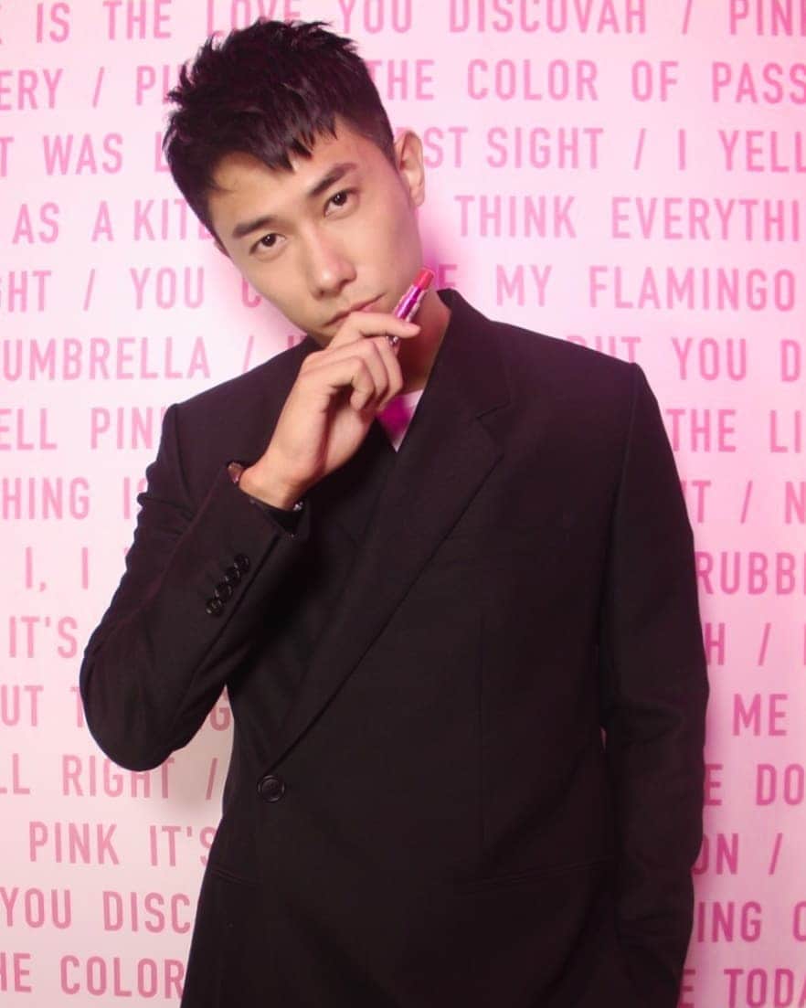 デスモンド・タンのインスタグラム：「Do you know what's the most sexy thing about you? Your lips and the sensual state of intoxication when you put on the right lipstick 💋  Your man would wanna ruin your lipstick and not your mascara 😉  Be Dior. Be Pink.  @DIORMAKEUP #DIORADDICTSTELLARSHINE #BEDIORBEPINK  Special thanks: Stylist: @ojnjenine Hairstylist: @ryan_yap  Outfit: @Dior」