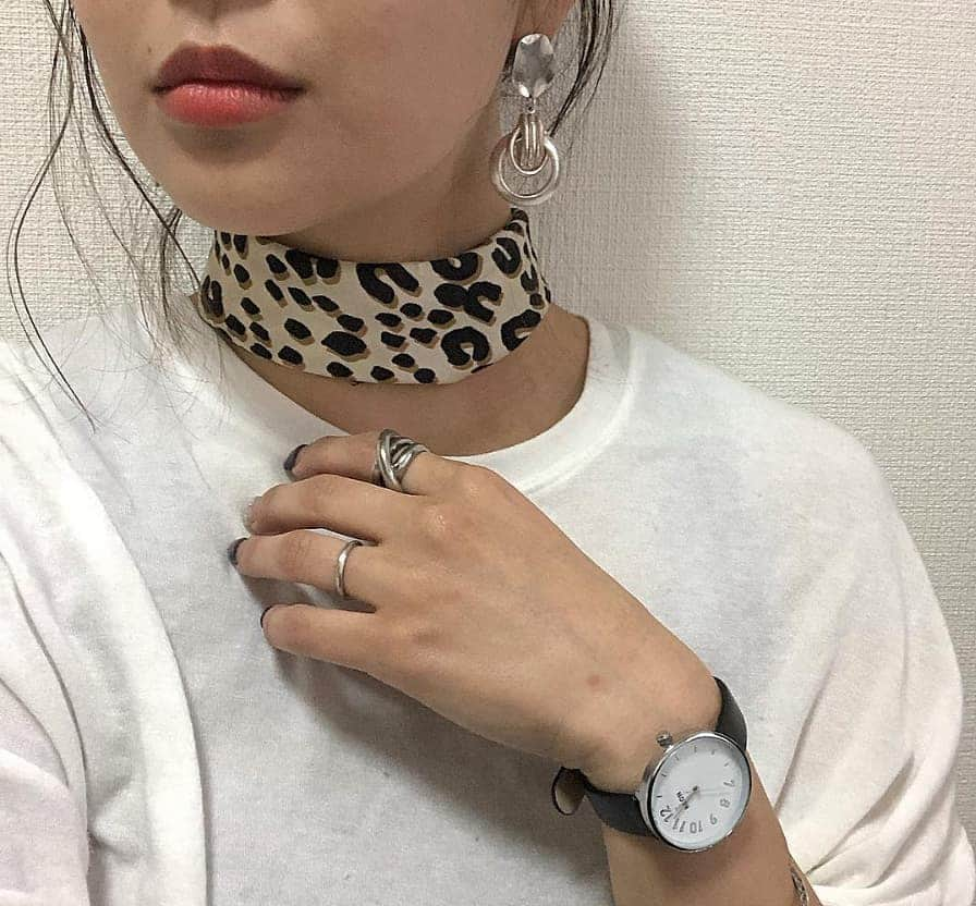 MINEさんのインスタグラム写真 - (MINEInstagram)「今日はコーディネートには欠かせないアクセサリーをご紹介♡シルバーアクセにスカーフをチョイス❤️きちんと感が出過ぎずカジュアルに使えるのがポイント✨ . アイテムの詳細は @_hoshi.yu_  さんのインスタグラムをチェック👀👈 . あなたもMINEデビュー💫お気に入りアイテムを大募集♡お気に入りのファッション、コスメを #favoritemine をつけてぜひ投稿してください！ 投稿いただいたコーデはInstagram @mineby3m or @mine_3mbeauty とMINE記事で紹介させていただきます！ . #mineby3m #mineプチプラ部 #きょコ #いつコ  #プチプラ #大人カジュアル #159cm #プチプラコーデ #韓国ファッション #アラサーコーデ #30代コーデ #レオパード #スカーフ  #シルバーアクセ #今日の服 #今日の服装 #今日のコーデ #coodinate #code #シンプルコーデ #ルーファ  #大人可愛い」4月18日 20時55分 - mineby3m