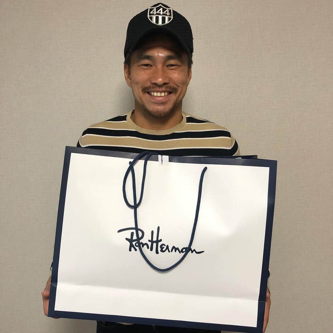 吉田豊のインスタグラム：「先日、アーリアくんと裕紀くんから誕生日プレゼントを貰いました！ ずっとみんなから祝ってもらえて嬉しいです😎 大切に使います❗️ #誕生日プレゼント #ありがとうございます#感謝」