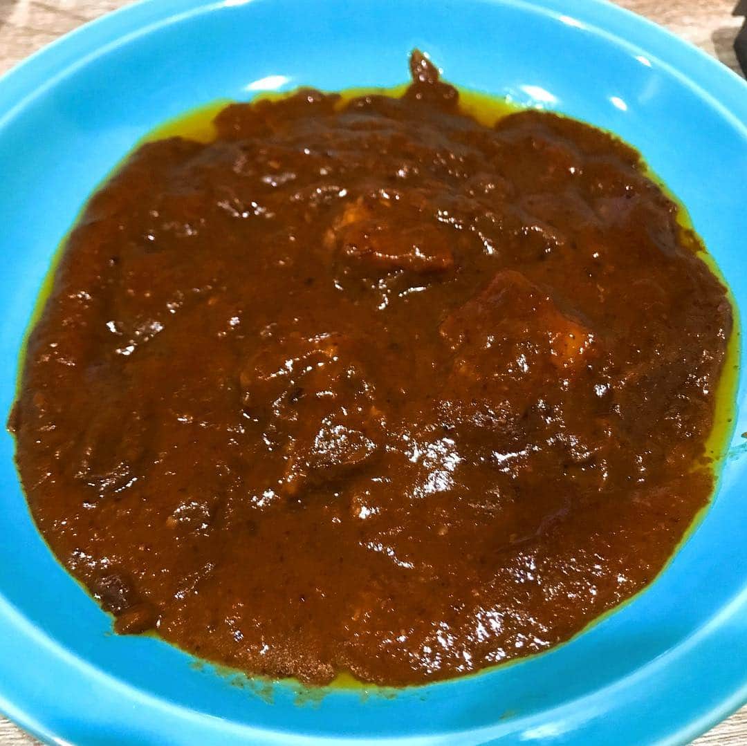 森野光晴のインスタグラム：「レトルトカレー食べ比べ その2 もうやんカレー ポーク  美味しい。これで飲める。 でも高い…。 #レトルトカレー #ライス抜き」