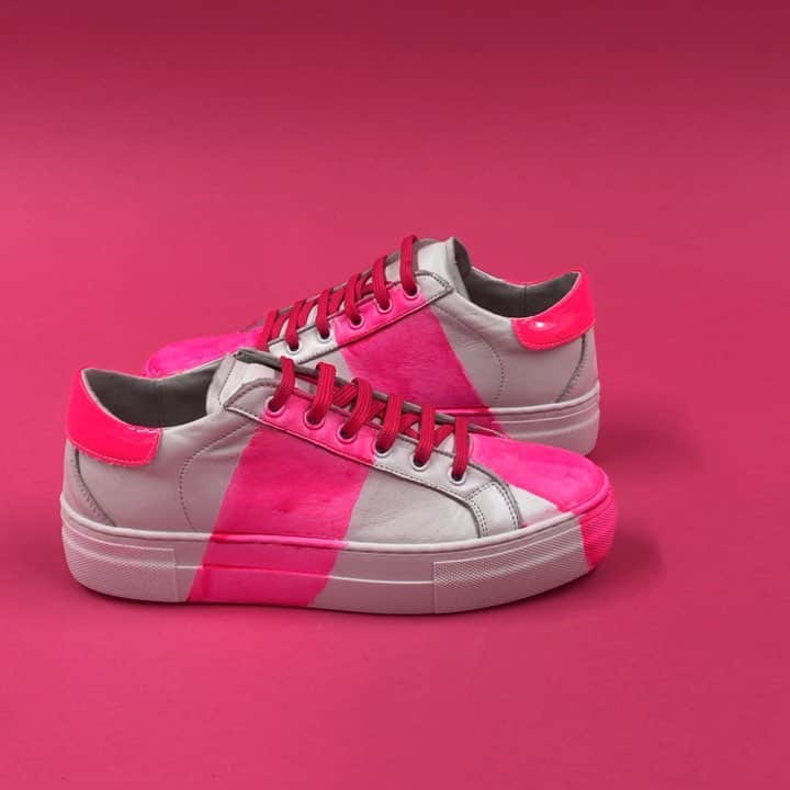のインスタグラム：「#islo #isloisabellalorusso #isloshoes #shoes #sneakers #leather #customized #fucsia #pennellata #fashion #style #shoppingonline #shoponline #video #shoesaddict #madeinitaly #staytuned #clelie」