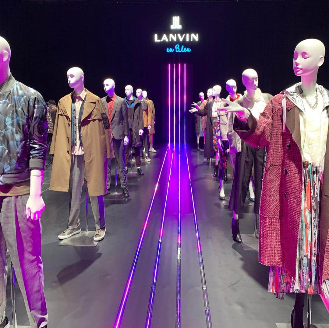 AYUMIさんのインスタグラム写真 - (AYUMIInstagram)「LANVIN EN BLEU の展示会へ もう来シーズンのコートが気になり、ふだんは ついついベージュを選びがちなんですが ネイビーに！ . . @lanvin_en_bleu_official  #ランバンオンブルー  #展示会」4月18日 20時56分 - ayumiayunco