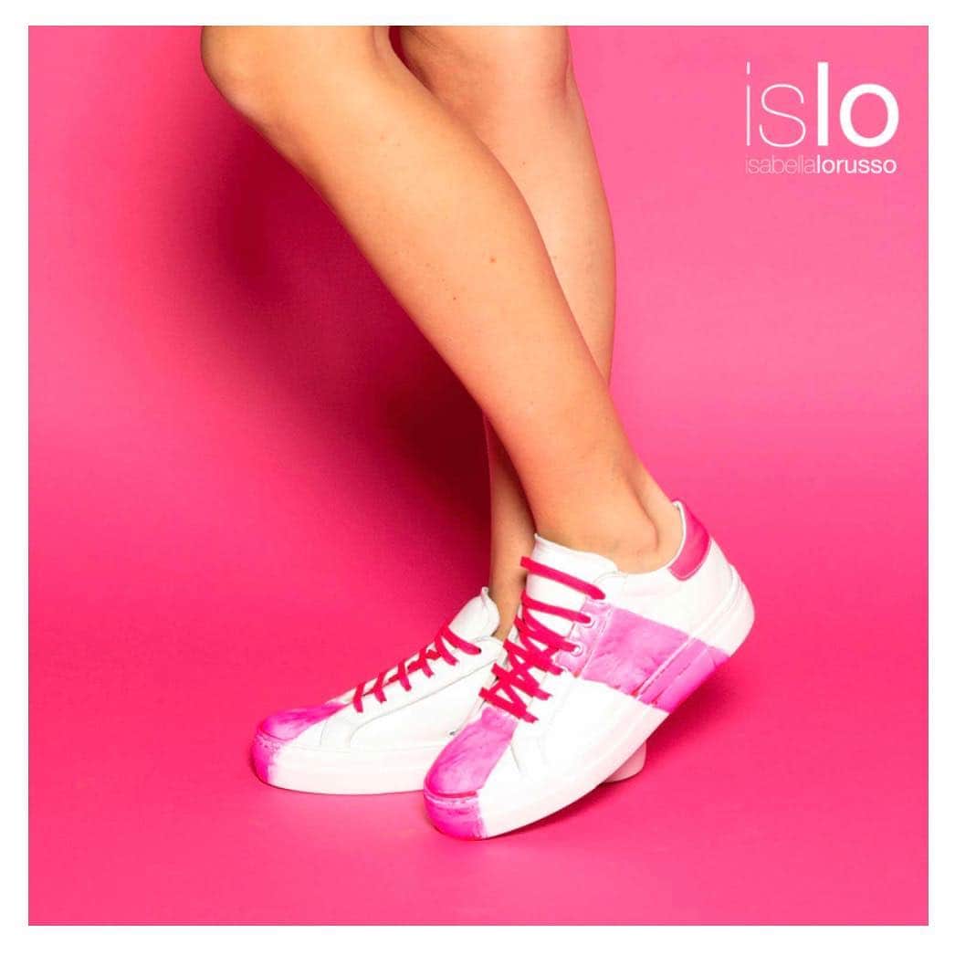 のインスタグラム：「#islo #isloisabellalorusso #isloshoes #shoes #sneakers #leather #customized #fucsia #pennellata #fashion #style #shoppingonline #shoponline #shoesaddict #madeinitaly #staytuned #clelie」