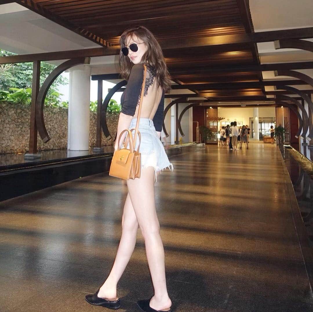 長谷川唯のインスタグラム：「・ ・ sexyで可愛いtops❤️❤️やっぱりカッコいい系が好きなのだ🙈 ・ ・ #ootd #sexy #me #ootdfashion #fashion #cool #hotelnikkoguam #guam #code #instagood」
