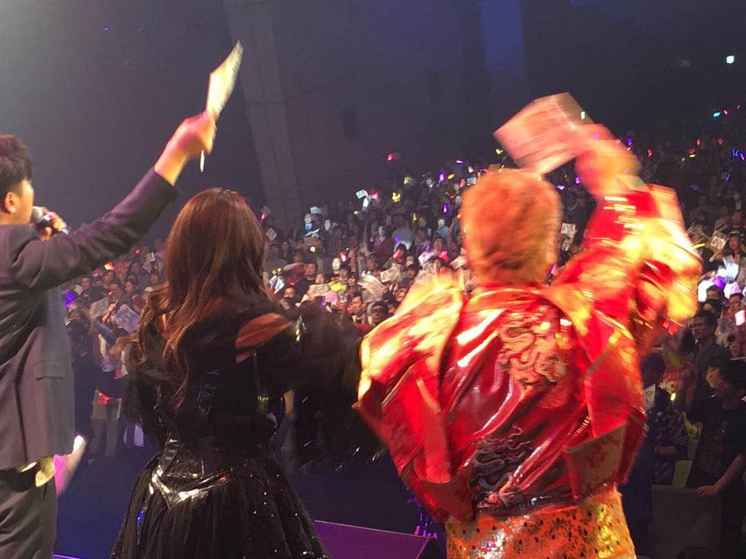 井上貴子さんのインスタグラム写真 井上貴子instagram 月曜日の Ijime Quest 415 の フィナーレのphoto たくさんのお客様の中で 大黒摩季さんが書き下ろした とってもステキな曲 Rainbow Quest 僕らはピースメイト を全員で唄ったの この歌が今辛い