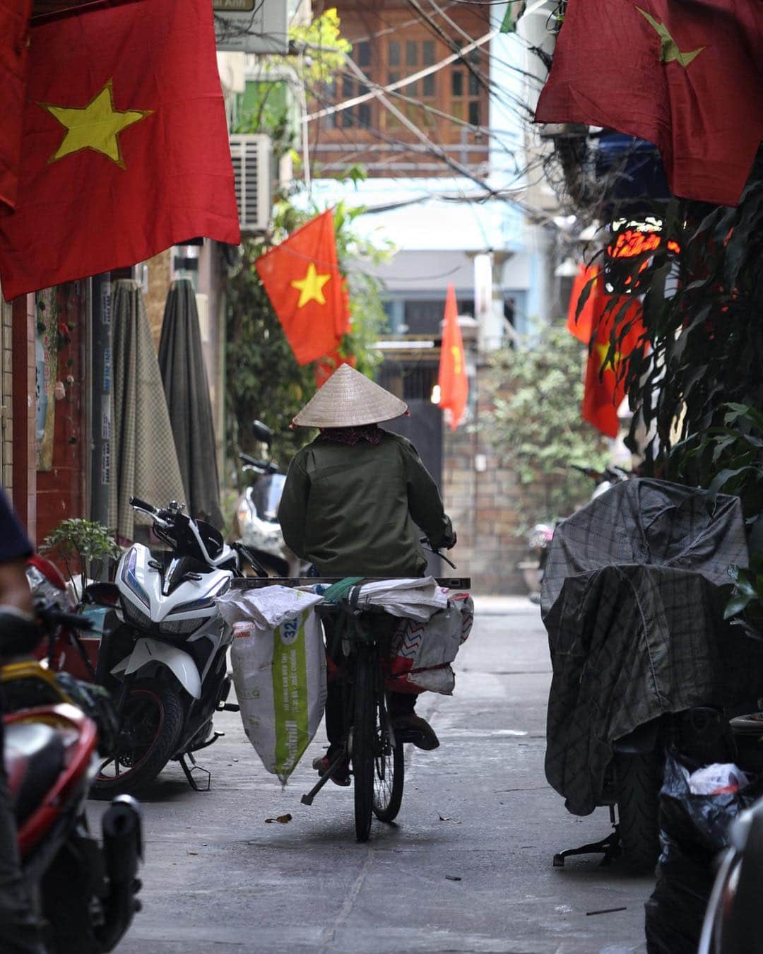 Shunsuke Miyatakeのインスタグラム：「Cycling between the stars, Ho Chi Minh, Vietnam.」