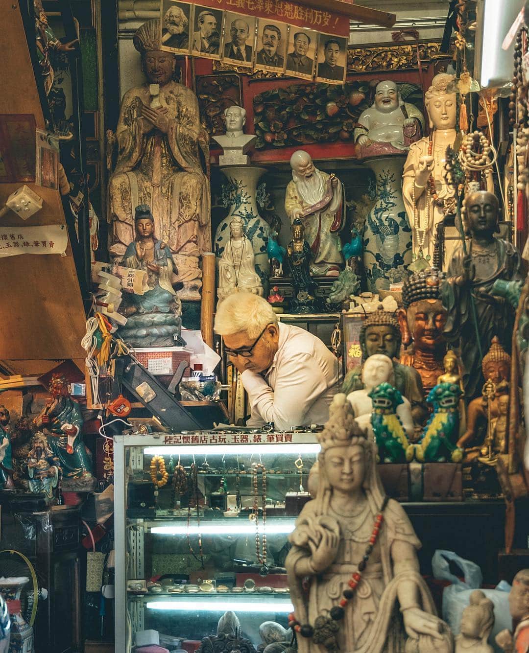 キャセイパシフィック航空さんのインスタグラム写真 - (キャセイパシフィック航空Instagram)「Hunt for (sometimes buried) treasure in a sea of shops and stalls. Amongst trinkets and souvenirs, seek out the clean design of a Ming Dynasty-era horseshoe chair or peruse cabinets of authentic jade jewellery. This is Cat Street, yet another classic mainstay of #CityLife in #HongKong. ⠀⠀⠀⠀⠀⠀⠀⠀⠀ 到訪 # 香港 的 #摩羅上街 猶如走進時光隧道，街道兩旁的店舖與地攤陳列各式舊物古玩。精緻的紀念品、明朝 #圈椅 到傳統 #玉石 首飾，香港的古老街巷間總帶著讓人意想不到的驚喜。⠀⠀⠀⠀⠀⠀⠀⠀⠀ ⠀⠀⠀⠀⠀⠀⠀⠀⠀ Credit: @linjoweikitt」4月18日 21時02分 - cathaypacific