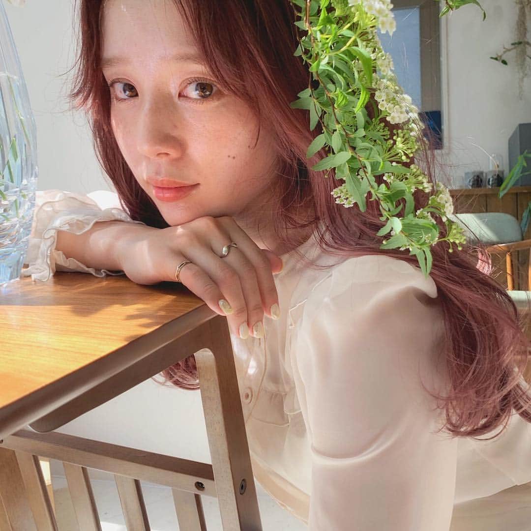 目見田早弥子のインスタグラム：「| 🍑🌸🍧 やりたかってーん、pink！ 母になってからのpinkに憧れてたけど やりたい！って言ったら @ryo_hair👨🏽 に 反対されるかなと思って（笑） でも👨🏽もめっちゃ気に入ってました、良かった◯ 綺麗にカラーしてくれてありがとう🍑 blinkの皆もいつもありがとう♡」