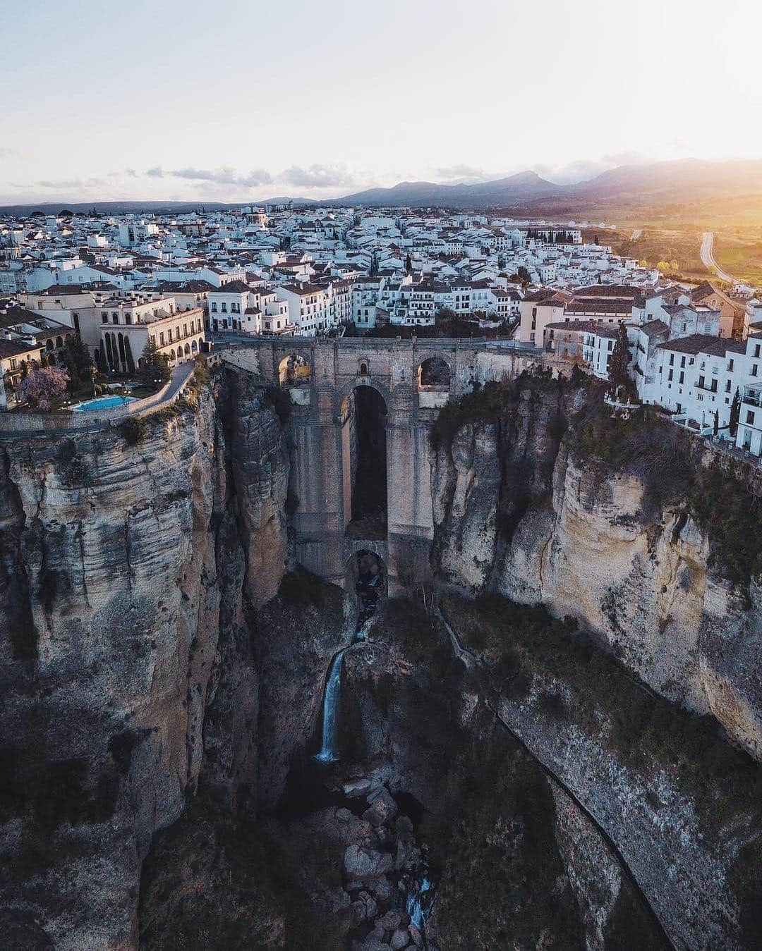 BEAUTIFUL DESTINATIONSさんのインスタグラム写真 - (BEAUTIFUL DESTINATIONSInstagram)「"Ronda is definitely one of the highlights in Andalucia. Especially the Puente Nuevo, a beautiful old stone bridge built in 1793. It took 42 years to finish the construction." (📷: @bokehm0n 📍: Ronda)」4月18日 21時13分 - beautifuldestinations