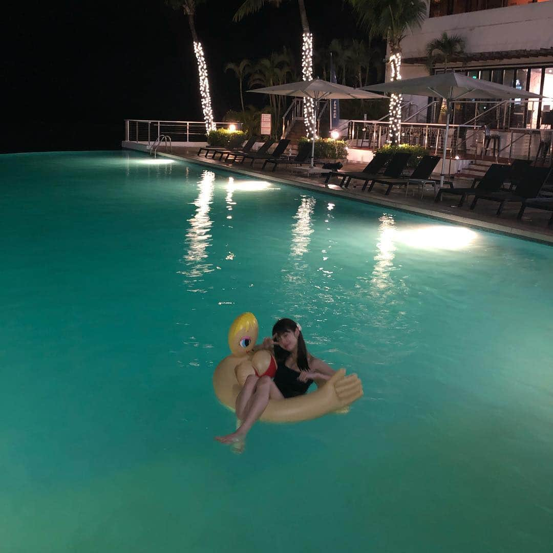 鈴木ゆうかさんのインスタグラム写真 - (鈴木ゆうかInstagram)「. Night pool 🥰 可愛い浮き輪手に入れた✌︎いえい✌︎」4月18日 21時10分 - yuu_pl