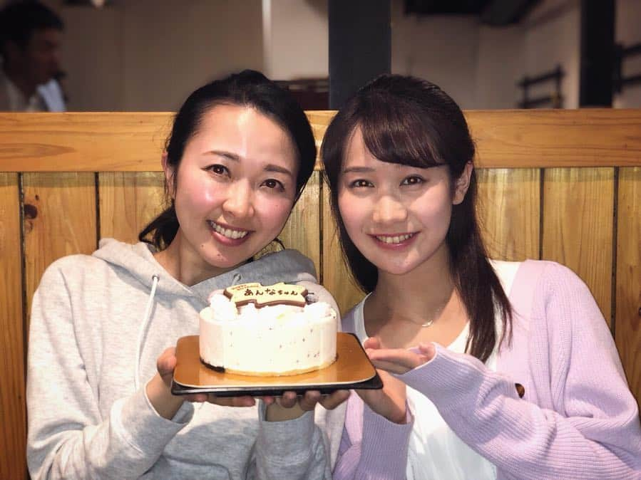 島津咲苗さんのインスタグラム写真 - (島津咲苗Instagram)「きょう4月18日は杏奈さんの誕生日🎂 入社1年目のときからずっとお世話になっている大好きな先輩⭐️改めて、おめでとうございます！ 竹田アナとドデスカ!のスタッフと、あのアイスでお祝いしましたよ♡  #徳重杏奈 #アナウンサー #メーテレアナウンサー  #ドデスカ  #メーテレ #happybirthday  #誕生日 #20190418」4月18日 21時10分 - sanae_shimazu