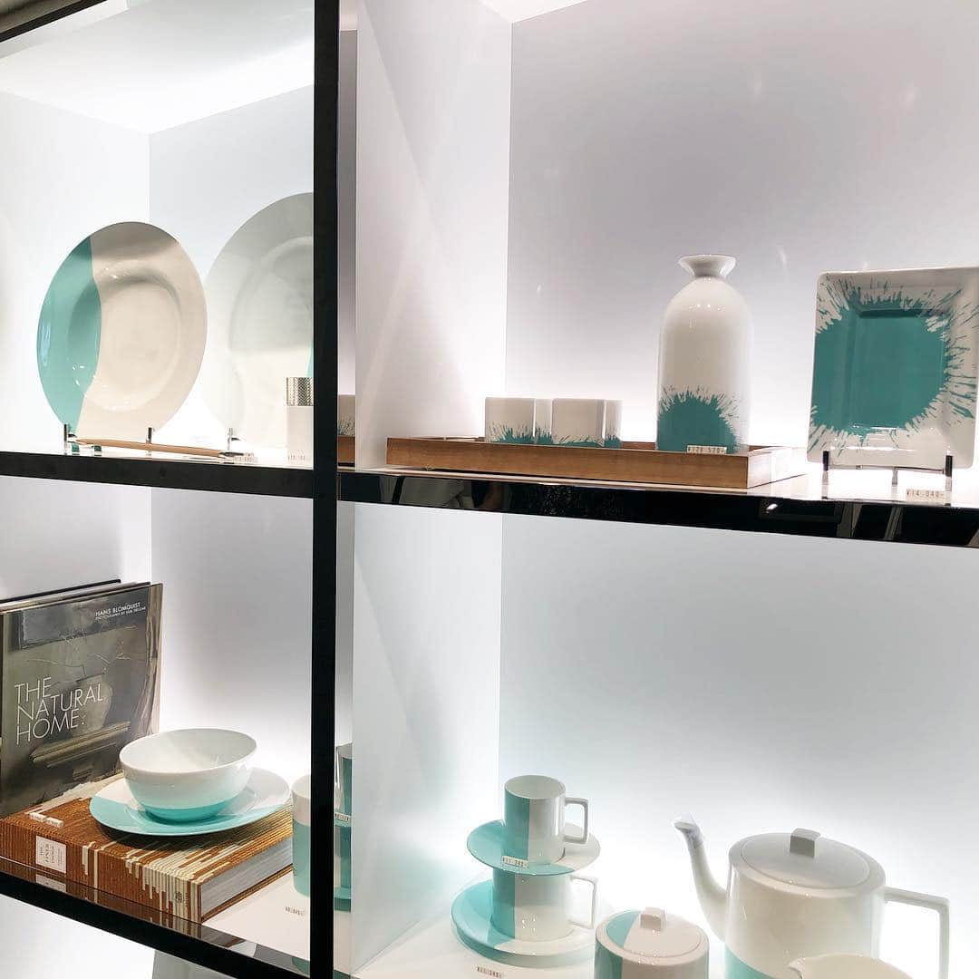 KAORI.OMURA 大村香織さんのインスタグラム写真 - (KAORI.OMURA 大村香織Instagram)「@tiffanyandco の日本初となるコンセプトスト「TIFFANY@CAT STREET」が明日からオープンでオープ二ングパーティへ🥂 ・ NY本店でも人気のTiffany Blue Box Cafeの空間も日本初で併設されているとの事で楽しみにしていました✨ ・ こちらでは、最新のジュエリーコレクションはもちろん”Tiffany Everyday” のホーム&アクセサリーなどティファニーの世界観がたっぷり詰まっていて特別な世界観を楽しむ事ができました✨ ・ 念願のカフェにもお邪魔できて楽しい久々の夜遊び♡ ・ #TiffanyxCatStreet#ティファニー#ティファニーカフェ#ティファニーブルー#party #キャットストリート#表参道#アラフォー#アラフォーライフ#ティファニーカラー #カフェ#表参道カフェ#パーティ#fun#tiffany#ジュエリー#期間限定ショップ#tiffanyandco#ティファニーで朝食を」4月18日 21時14分 - kaori.omura