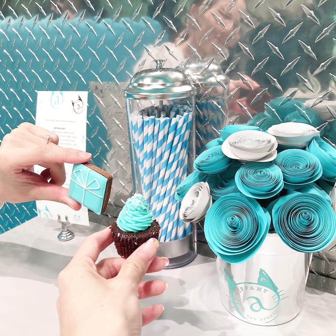 KAORI.OMURA 大村香織さんのインスタグラム写真 - (KAORI.OMURA 大村香織Instagram)「@tiffanyandco の日本初となるコンセプトスト「TIFFANY@CAT STREET」が明日からオープンでオープ二ングパーティへ🥂 ・ NY本店でも人気のTiffany Blue Box Cafeの空間も日本初で併設されているとの事で楽しみにしていました✨ ・ こちらでは、最新のジュエリーコレクションはもちろん”Tiffany Everyday” のホーム&アクセサリーなどティファニーの世界観がたっぷり詰まっていて特別な世界観を楽しむ事ができました✨ ・ 念願のカフェにもお邪魔できて楽しい久々の夜遊び♡ ・ #TiffanyxCatStreet#ティファニー#ティファニーカフェ#ティファニーブルー#party #キャットストリート#表参道#アラフォー#アラフォーライフ#ティファニーカラー #カフェ#表参道カフェ#パーティ#fun#tiffany#ジュエリー#期間限定ショップ#tiffanyandco#ティファニーで朝食を」4月18日 21時14分 - kaori.omura