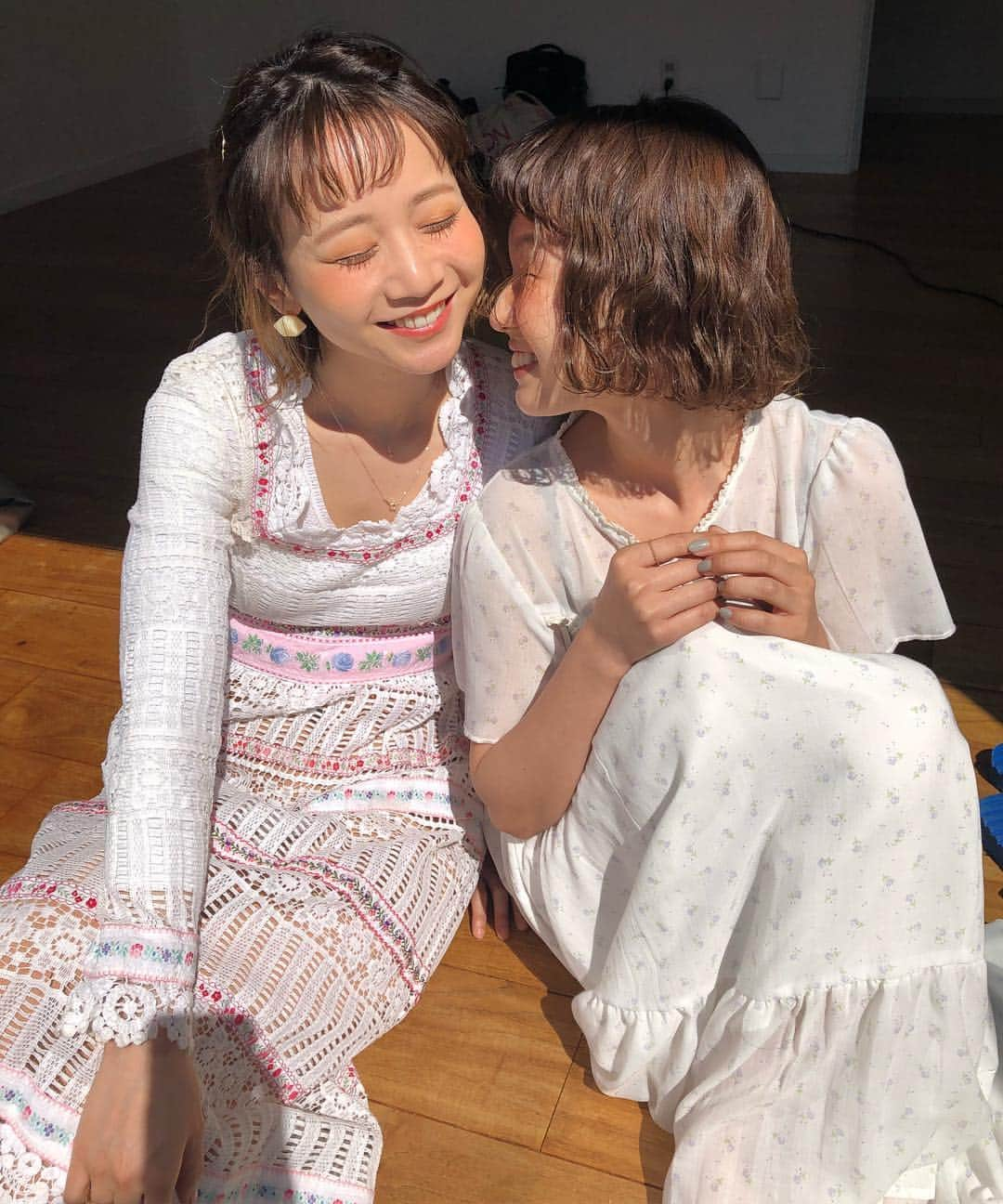 柴田紗希さんのインスタグラム写真 - (柴田紗希Instagram)「mer6月号オフショット♡ 表紙撮影のときのみとしば☺️ よくみんなが付けてくれるペアの言葉とか見ながらよくにやにやしてたんだよ #みとしば もそう。 そして、この人がずっと近くで先輩としていてくれたから、私はこの場所での自分の伝え方や在り方を積み重ねてゆく事ができました。 先輩たちが卒業してゆく中ずっと前を向いて芯を持ち続けて 魅せてくれてありがとう！ これからもよろしくね。 感謝なんです🙏🏻✨ #mer #きらきら輝く女子でいたい」4月18日 21時17分 - shibasaaki