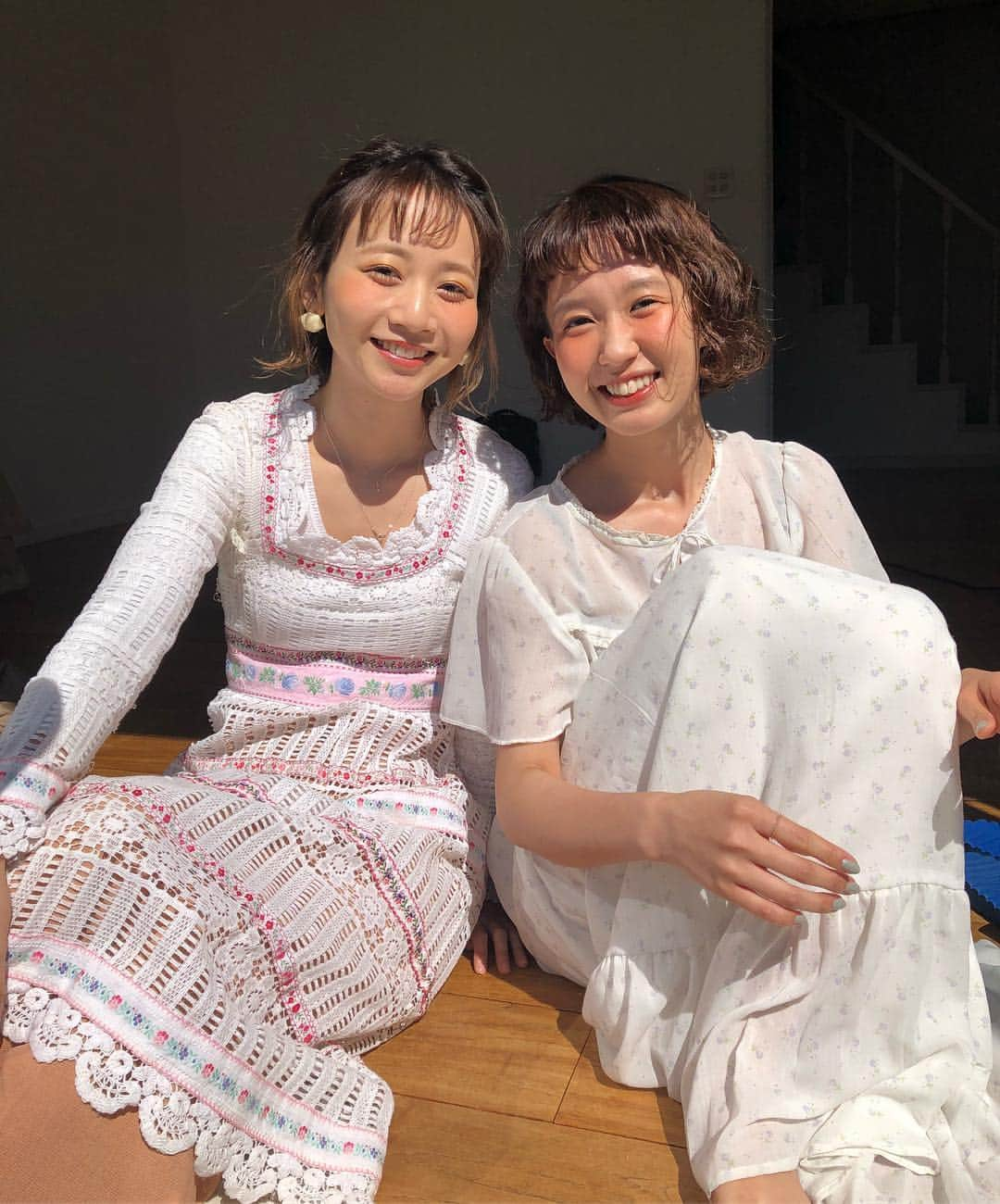 柴田紗希さんのインスタグラム写真 - (柴田紗希Instagram)「mer6月号オフショット♡ 表紙撮影のときのみとしば☺️ よくみんなが付けてくれるペアの言葉とか見ながらよくにやにやしてたんだよ #みとしば もそう。 そして、この人がずっと近くで先輩としていてくれたから、私はこの場所での自分の伝え方や在り方を積み重ねてゆく事ができました。 先輩たちが卒業してゆく中ずっと前を向いて芯を持ち続けて 魅せてくれてありがとう！ これからもよろしくね。 感謝なんです🙏🏻✨ #mer #きらきら輝く女子でいたい」4月18日 21時17分 - shibasaaki