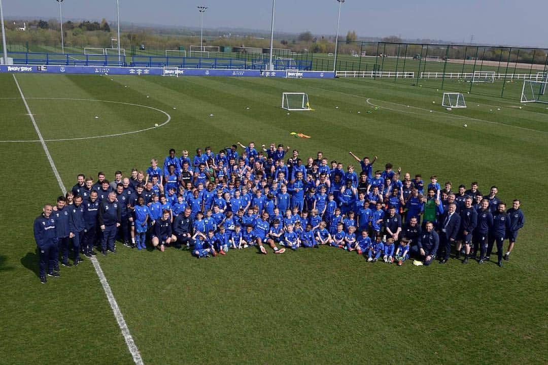 アンドレ・ゴメスさんのインスタグラム写真 - (アンドレ・ゴメスInstagram)「💙 It was a pleasure to play and share love with the next generation of stars! 🙌  #EvertonFC #AcademyDay2019」4月18日 21時17分 - aftgomes21