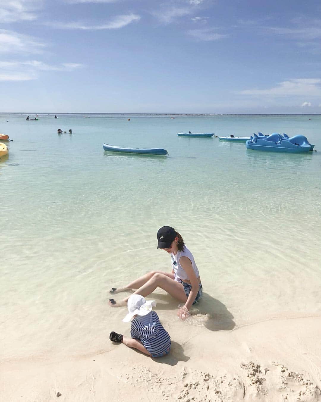 小林まな美のインスタグラム：「・ この景色が忘れられない🥺🏖 ・ ・ 👶🏻はプールよりビーチが気にいったみたい👙 ・ ・ ・ #グアム#グアム旅行#旅行#子連れグアム#子連れ旅行#初子連れ海外#女の子#女の子ベビー#女の子ママ#1歳5ヶ月#タモン#タモンビーチ#guam#guamtrip#familytrip#tumon#tumonbeach#instatrip#赤ちゃんのいる生活#ママライフ」
