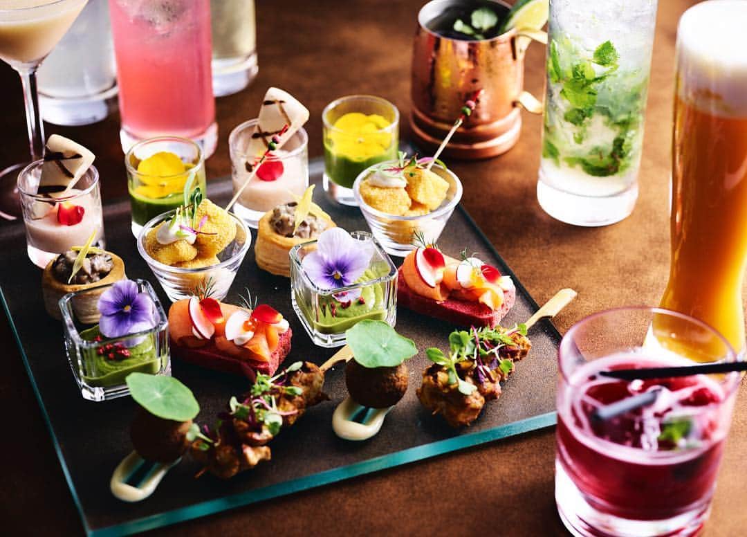 Conrad Tokyoのインスタグラム：「フリーフローとアミューズブーシェで3時間だけの魅惑の限定メニュー「コンラッド・アペロ」。5/1より初夏から夏向けにメニューを一新します。今回は、コンラッド東京の眼下に広がる浜離宮恩賜庭園の自然とお花をイメージし、グリーンをベースにして、世界各地で人気のお酒に合うアイテムをアレンジして、ご用意いたします。 http://ow.ly/ehGm30k1owD Magical three-hour moments with new Conrad Apero. Enjoy free-flow drinks including cocktail pairing at Bar & Lounge TwentyEight. #コンラッド東京 #ホテル #汐留 #東京 #日本 #バー #トゥエンティエイト #ラウンジ #アペロ #ワイン #シャンパーニュ #フリーフロー #夜景 #ConradTokyo #StayInspired #Conrad #hotel #Tokyo #Japan #twentyeight #lounge #bar #freeflow #champagne #wine」
