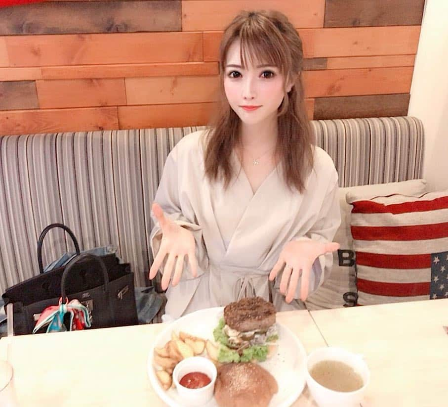 優月美羽さんのインスタグラム写真 - (優月美羽Instagram)「東新宿にあるお洒落なCafe WESTCOAST行ってきたよん🥰💖💖💖 ハンバーガー&タピオカ目的😘💕タピ中😂😂😂🙌🏻 ハンバーガーボリューミーだし美味しかった💗 スクロールしてね🙌🏻☺🤢 . 着ているトップスは @miluu_officialgram のだよん🧡🥰形がとっても綺麗で頼んでよかった☺❤️ . Cafeの食べログ貼っときます❤️ ウエストコースト新宿で検索したらでてくるよん❣ 行ってみてね🥰💖 https://s.tabelog.com/tokyo/A1304/A130401/13210828/top_amp/ . #westcoast #ウエストコースト #お洒落カフェ #新宿カフェ #可愛いカフェ #東新宿 #タピオカ #ハンバーガー #セレクトショップ #selectshop #プチプラコーデ」4月18日 21時19分 - miu.yuzuki