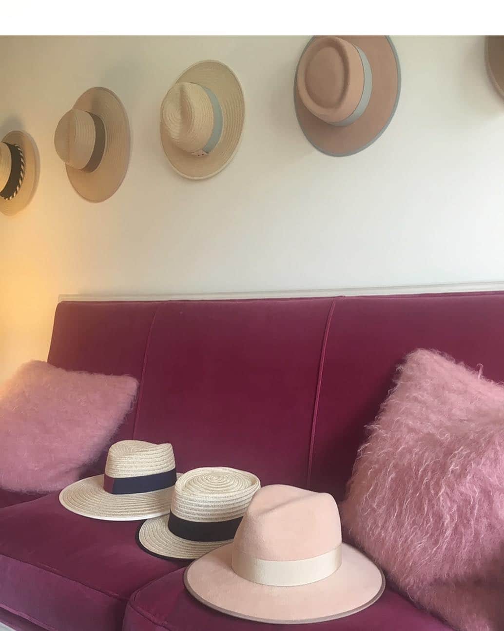 風間ゆみえのインスタグラム：「久しぶりに帽子を買いました👒  パリでオーダーしたD’ESTREEのお帽子たちです。 @la_boutique_fantasque  パウダリーなピンクベージュがほんわか優しい気持ちにしてくれます☺️✨」