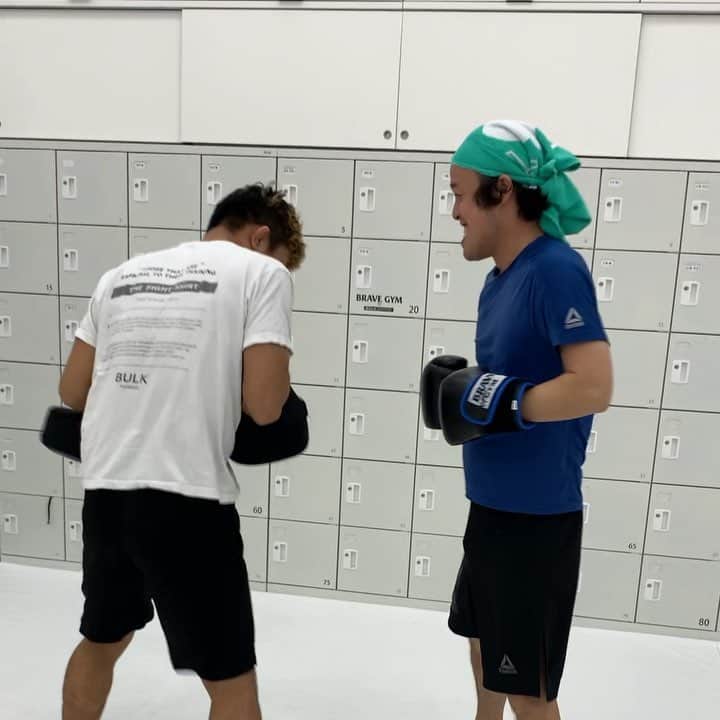 岸本加世子のインスタグラム：「かよちゃんトレーニング。芦田先生やっちゃって！編。爆笑🤣 #bravegym#やついいちろう #芦田崇宏」