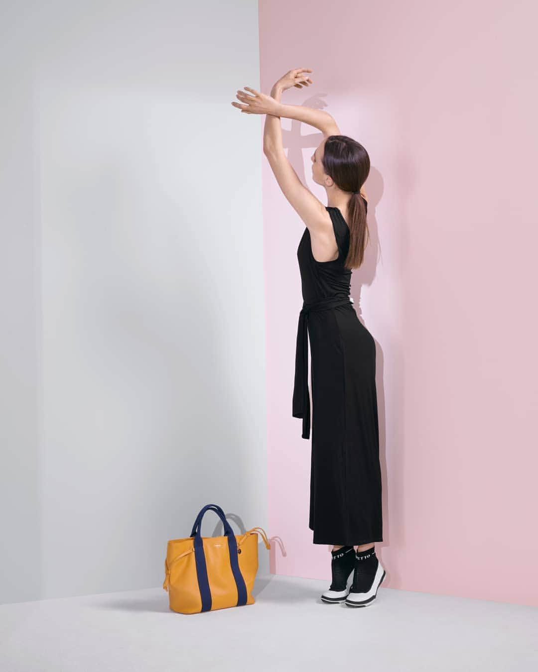 Repettoさんのインスタグラム写真 - (RepettoInstagram)「Un moment de grâce et de légèreté avec @adeleborde A moment of grace and lightness with @adeleborde . Ref: Cadence Bag M0540EL - Jumpsuit W0608 - Sneakers V360SKS #Repetto #ootd #Athleisure #RepettoStyle」4月18日 21時25分 - repettoparis