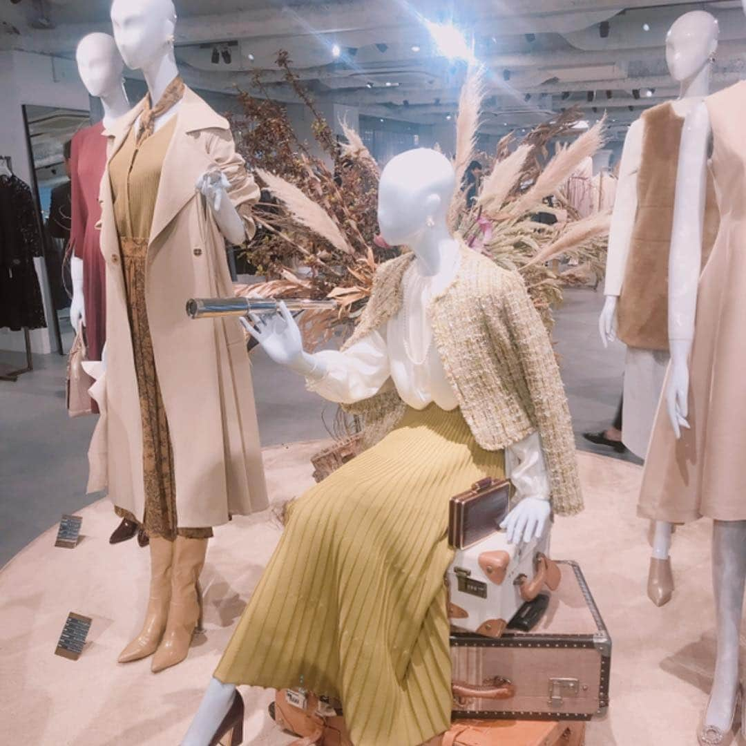 andGIRLさんのインスタグラム写真 - (andGIRLInstagram)「CELFORDの展示会へ👗❤︎﻿﻿ ﻿﻿ ツイードや繊細なレースなど﻿ 秋冬らしいスタイルがお目見え✨﻿﻿ CELFORDらしい上品なアイテムがたくさん💕﻿﻿ ﻿ 小物も素敵でファー×クロコ素材の﻿ 靴とバッグにトキメキました...😍（2枚目）﻿﻿ ﻿﻿ #CELFORD #セルフォード #秋冬 #展示会レポ #展示会 #andGIRL #アンドガール」4月18日 21時27分 - andgirl_jp