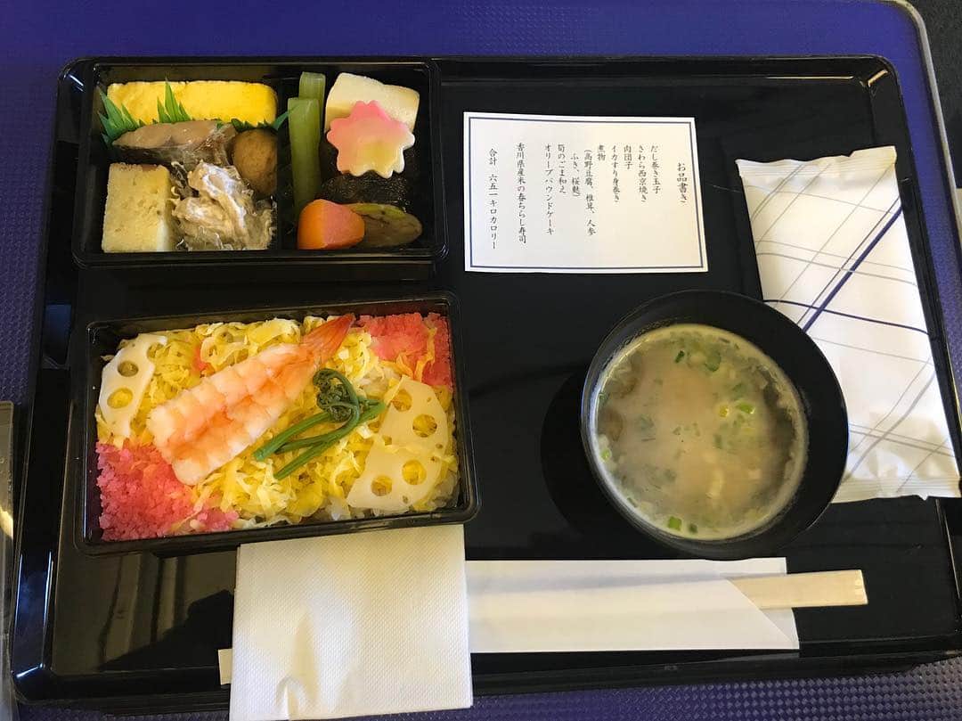 クロちゃんさんのインスタグラム写真 - (クロちゃんInstagram)「夜ご飯は、機内食。 東京に着いたらアベマにむかうしんよー！」4月18日 21時28分 - kurochandesuwawa