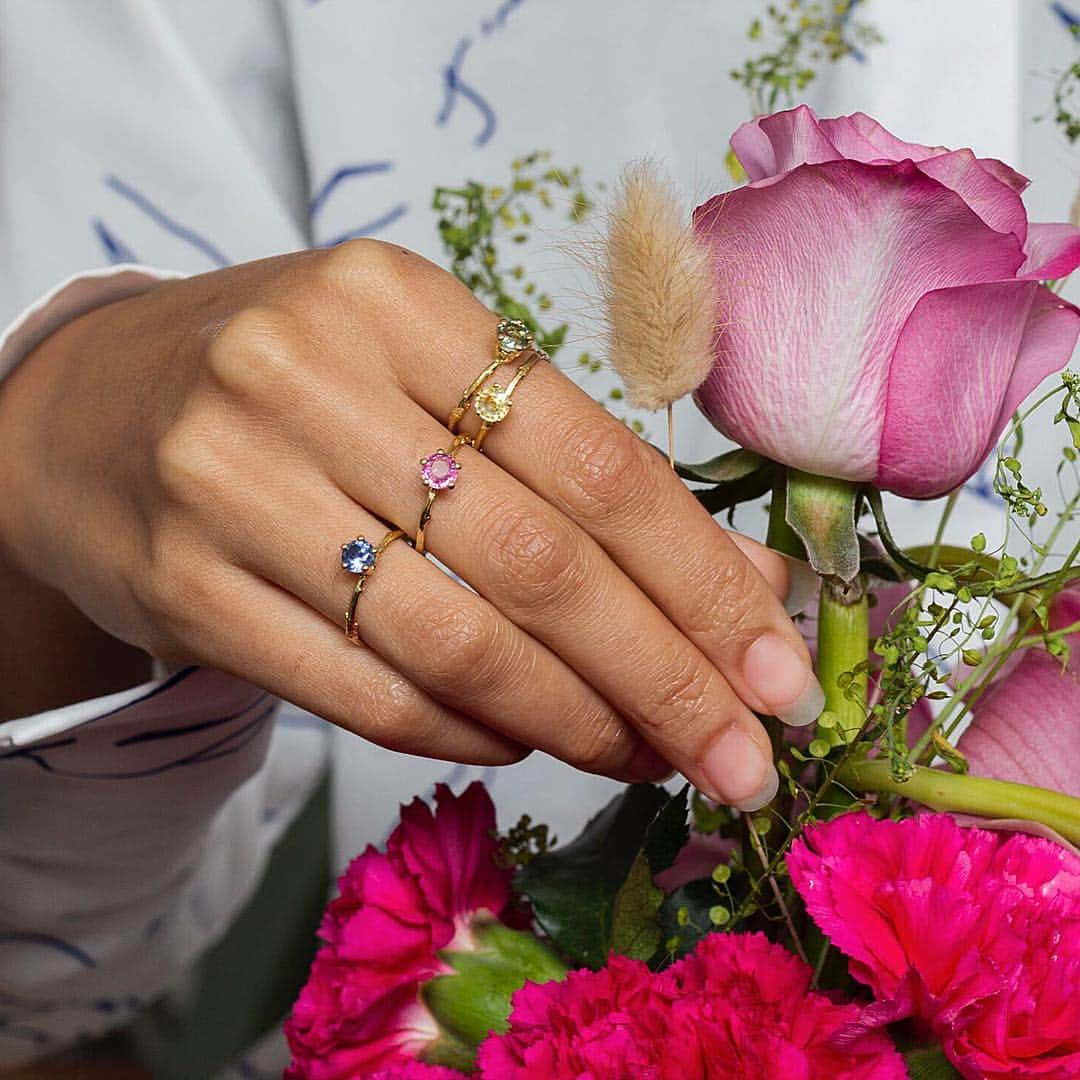 アレックスモンローさんのインスタグラム写真 - (アレックスモンローInstagram)「We are celebrating the Easter Weekend with a Fine Jewellery Archive Sale! ✨  Discover up to 60% off Earrings, Necklaces, Bracelets and Rings, inspired by nature and handcrafted from 18ct gold and precious gemstones💎  With only limited numbers of each style available, we recommend you don't hesitate... 🤩 Link in bio 🔗  Image credit @shotbymandy 📸  #alexmonroe #finejewellery #finejewelry #jewellerysale #easterweekend」4月19日 3時02分 - alexmonroejewellery