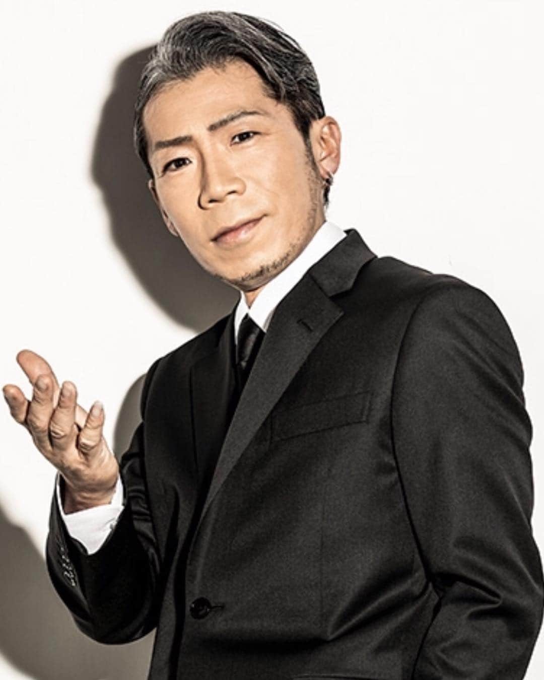 火口秀幸のインスタグラム：「#吉本坂46 #RED #ヒデきゅん #HIDEBOH #MIB #メンインブラック  #今夜はええやん #やる気のない愛をThankyou #セカンドシングル」