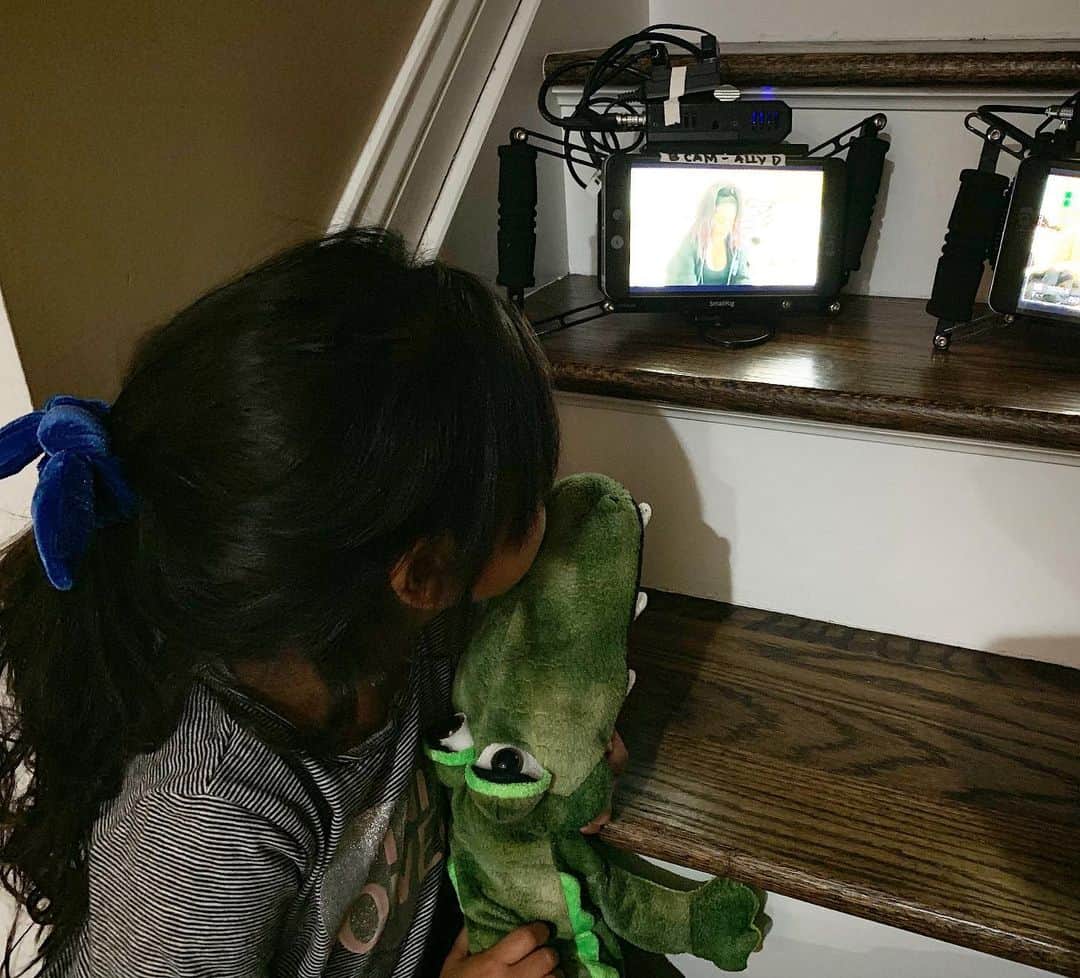 ニコール・ ポリッツィのインスタグラム：「Full circle. @sissygiovanna watching mommy film #JS3 with crocadilly. 🙏🏽👊🏽」