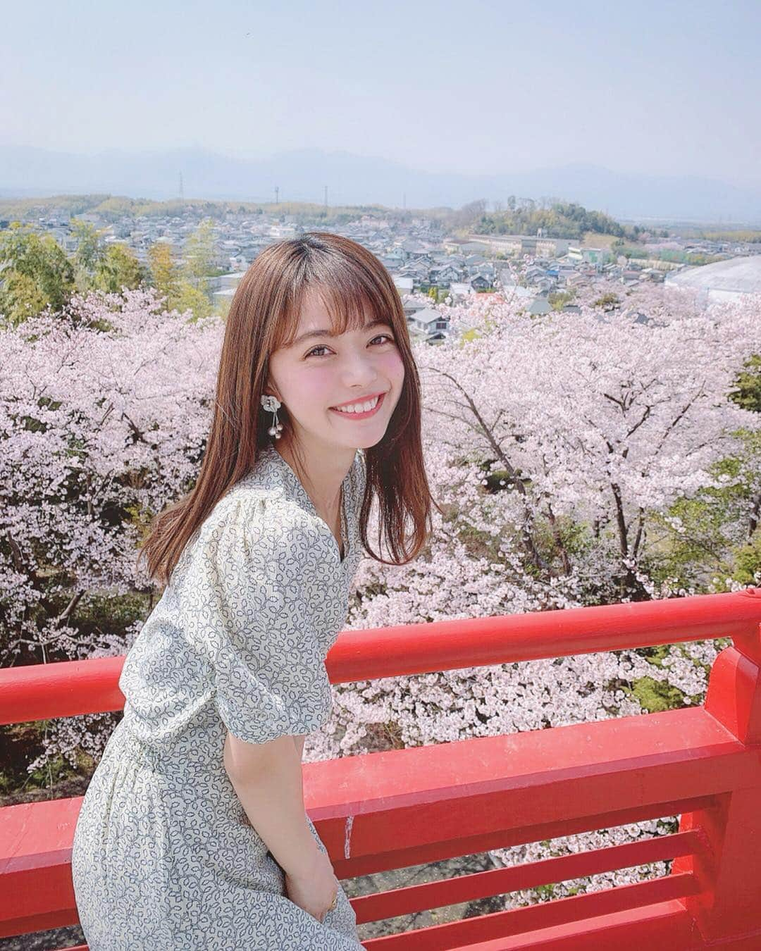 山崎春佳さんのインスタグラム写真 - (山崎春佳Instagram)「🌸🧚🏻‍♀️ . きょうは最高に公園デート日和でしたね！…と言いつつ、載せてるのはママや叔母さん、おばあちゃまと一緒に行った毘沙門天の桜景色との写真。😳😂💕 ちょっと前のだけど、すっごく綺麗だったから今更ながら🙇🏼‍♀️ . この @titivatejp のお洋服、前にも着てて好評だったので再度詳細載せておきます◎ トップス: #リーフプリントパフスリーブブラウス スカート: #リーフプリントフレアロングスカート  ですっ🌝💛 . ピアスは @soramamade さんのもので、 お花にパールって甘くなりすぎちゃいがちだけど、金具部分をシルバーにしてもらったのでとっても着けやすいです💖またアップでも載せます💫 . #me #tbt #mie #titivate #outfit #ootd #setup #smile #happy #cherryblossom #毘沙門天 #三重県 #四日市市 #花より団子 #桜 #お花見 #春服 #ティティベイト #笑いすぎ #笑顔 #しわくちゃ #自然 #展望台」4月18日 21時39分 - haruka_yamazaki