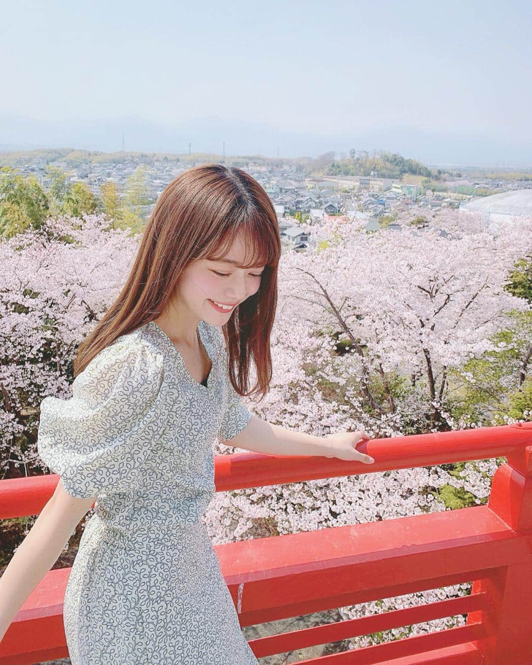 山崎春佳さんのインスタグラム写真 - (山崎春佳Instagram)「🌸🧚🏻‍♀️ . きょうは最高に公園デート日和でしたね！…と言いつつ、載せてるのはママや叔母さん、おばあちゃまと一緒に行った毘沙門天の桜景色との写真。😳😂💕 ちょっと前のだけど、すっごく綺麗だったから今更ながら🙇🏼‍♀️ . この @titivatejp のお洋服、前にも着てて好評だったので再度詳細載せておきます◎ トップス: #リーフプリントパフスリーブブラウス スカート: #リーフプリントフレアロングスカート  ですっ🌝💛 . ピアスは @soramamade さんのもので、 お花にパールって甘くなりすぎちゃいがちだけど、金具部分をシルバーにしてもらったのでとっても着けやすいです💖またアップでも載せます💫 . #me #tbt #mie #titivate #outfit #ootd #setup #smile #happy #cherryblossom #毘沙門天 #三重県 #四日市市 #花より団子 #桜 #お花見 #春服 #ティティベイト #笑いすぎ #笑顔 #しわくちゃ #自然 #展望台」4月18日 21時39分 - haruka_yamazaki