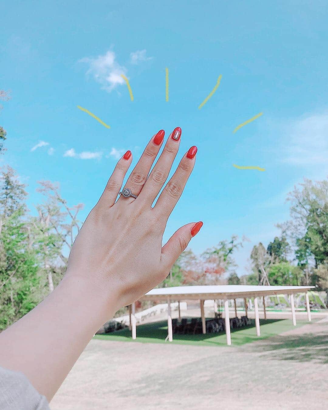 吉田愛璃のインスタグラム：「. . 誕生日でのプロポーズではダイヤモンドだけが入っていて😳💎後から私の好きなようにデザインができるようにオーダーにしてくれました🤤  その婚約指輪が今日やっと出来上がったらしく、まさかのドッグランで渡されるという不意打ちサプライズ🤣🤣🤣💍🐕🐕 改めて指輪をはめてもらいましたが、ポカポカ陽気のなかteddyに見守られて、ロマンチックさには欠けますが🤣幸せでいっぱいの休日でした🌸 . . #engagementring #婚約指輪 #プロポーズ #やっとつけれる #幸せ #holiday」