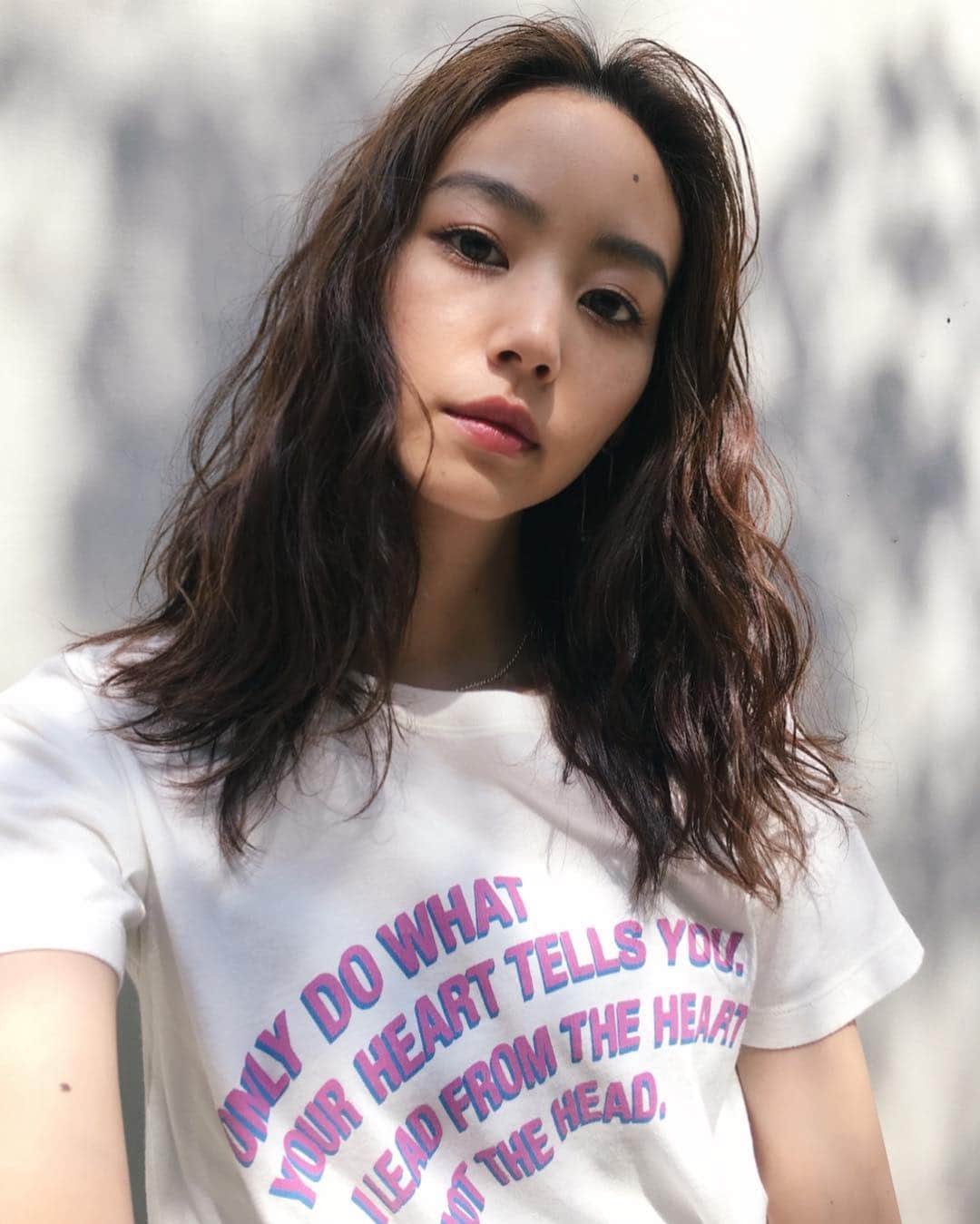 Shiho Sasakiのインスタグラム：「髪伸びたなぁ💈 パーマは3ヶ月前にかけたけどいい感じにクセぽく残ってる✌️ ミニマルなサイズが可愛いグラフィックTは店舗とwebでも発売中です✨ #MOUSSY#MOUSSYSNAP」