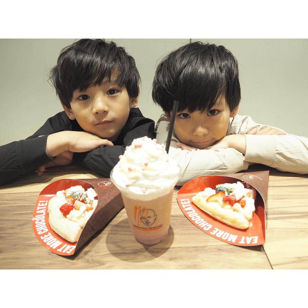 ayakoさんのインスタグラム写真 - (ayakoInstagram)「❤︎ 昨日は学校終わってから スイーツ食べに原宿へ😍 @icemonster.jp ×kiriコラボかき氷 @max_brenner_japan ×kiriコラボ 美味しくてほんとペロリと平らげました☺️ * * ❤︎ブルーベリークリームチーズかき氷 ❤︎ストロベリクリームチーズソフトクリーム ❤︎クリームチーズストロベリーチョコテール ❤︎ベリーベリークリームチーズピザ クリームチーズって何にでも合う🤤今食べたい🤤 ❤︎ #fashion#coordinate#ootd#trend#outfit#instafashion#twins#ig_kidsphoto#ig_twins#cutetwinsclub#kids_japan#love#kidsfashion#twinslove#twinsboys#mamagirl#ママリ#男の子#双」4月18日 21時35分 - ayaya315