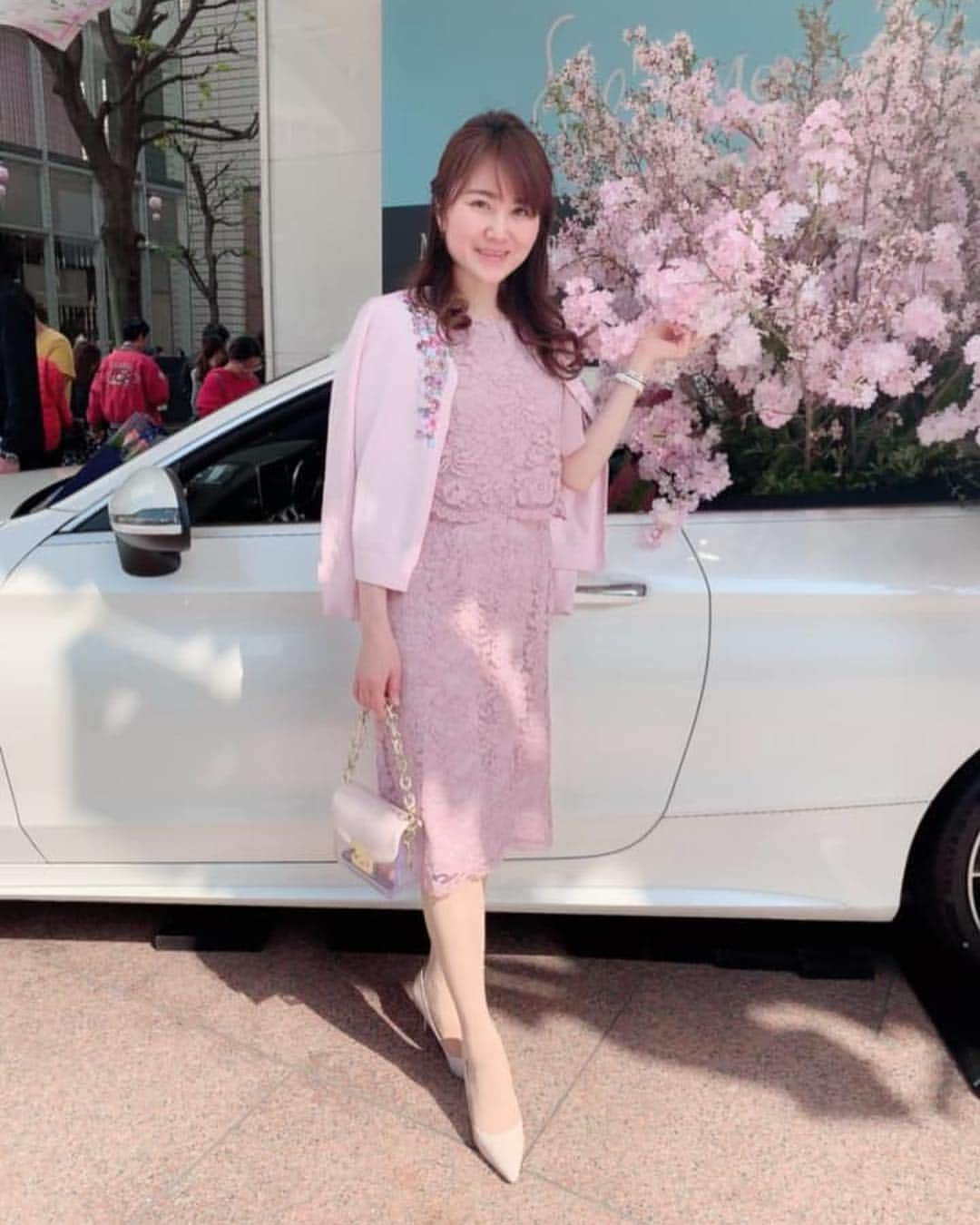 Miku Hirata 平田未来さんのインスタグラム写真 - (Miku Hirata 平田未来Instagram)「今日は夏のようでしたね👒👗 #幼稚園生活 も明日は金曜日❣️ 給食にしようと思っていましたが、 まだそこまで食べられないので #幼稚園おべんとう になりました🍱 * お弁当の中身は簡単なものですが☺️ 朝やることが多くてまだ慣れません😂💦 もう #超大型連休 も近いので、 連休あけからが本番かな❣️ * 写真は、先日のものですが #mercedesmeginza (@mercedes_me_tokyo_osaka ) at Ginza❤️🚗🌷 ニコライバーグマンも見に行きたいです🌷 * ワンピースは、#dlxgirl (@dlxgirl.official )です💓桜の季節は終わりましたが引き続き花とピンクは欠かせません👗 * なかなか余裕なく、#コメント返し や #いいね返し が遅くてすみません💦 * * #マロニエゲート銀座2  #mercedesmeginzathelimitedstore  #c180cabrioletsports #メルセデスベンツコレクション #メルセデスベンツ #monceaufleurs #モンソーフルール #flowercar #ニコライバーグマンフラワーボックス #フラワーデコレーション #銀座デート #有楽町デート #デートコーディネート #パーティードレス通販 #オケージョンドレス #オケージョンワンピース #結婚式コーディネート #結婚式ワンピース #二次会ドレスショップ #楽天dlxgirl #chesty #チェスティ #チェスティコーデ」4月18日 21時41分 - miku.hirata