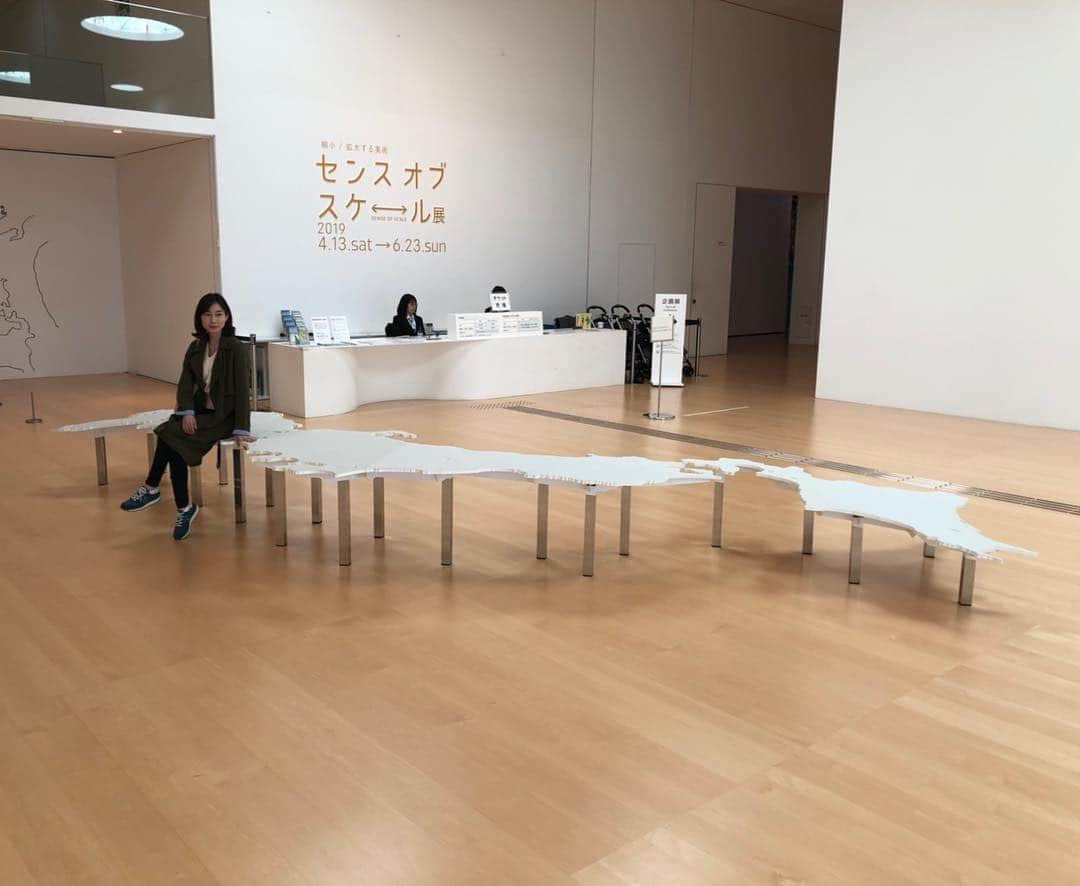 小橋めぐみのインスタグラム：「日本地図のベンチ #横須賀美術館 #ちょっと座りにくいが #地形がよくわかる」