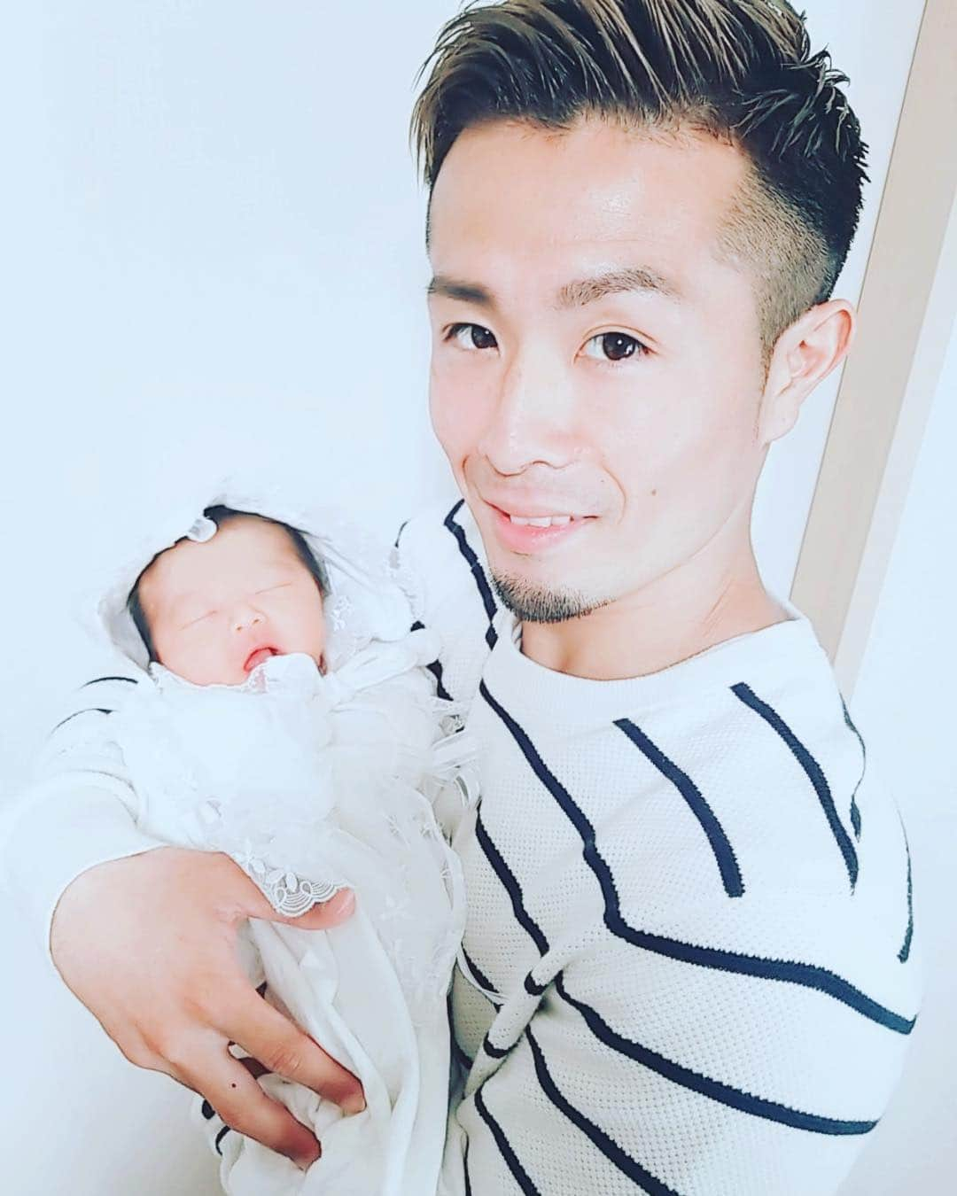 野元勇志さんのインスタグラム写真 - (野元勇志Instagram)「初めに野元勇志は生きております❗️ 沢山の報告はありますが、誤字脱字が多いのではしょります。 一つだけ言える事は、目標制覇の為に、色々な話しを頂きましたが、もう一度原点に戻る為に、修行させて頂いております。 とても関わって頂いた方を裏切ると言う訳ではなく、まだ自分の力ではと考えた時、中途半端になると思い、承諾を得て、修行させて欲しいと打診しました。 店をやるからには、全力で成功させる。この気持ちのみで、今毎日勉強させていただいております。 気持ちと乏しいギャグとエナジーだけはお店に来て頂けたら、損なしでかえらせません❗️ 是非お越しください！ #福岡県福岡市南区野間1-6-9 ヴィラージュ高宮ストリート 1F #挑戦者 #underdog #絆桜なお🌸」4月18日 21時48分 - ta_bo47