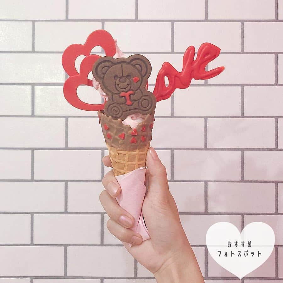 ローリエプレス編集部さんのインスタグラム写真 - (ローリエプレス編集部Instagram)「【Eddy's Icecream×SANRIO】12か月連続コラボアイス♡﻿﻿ ﻿﻿ 4月のポムポムプリンは、もう食べた？﻿﻿ エディーズアイスクリームなら、アイスを食べながら、かわいい写真を撮影できるよ！﻿ ﻿﻿ ﻿﻿ ❤︎エディーズ映えのポイント1.﻿ アイスは両手持ちがかわいい！﻿ ﻿﻿﻿ ❤︎エディーズ映えポイント2.﻿ フォトスポット﻿は、テレフォン、店内の壁、お店のドアだよ！﻿ ﻿ ❤︎エディーズ映えポイント3.﻿ プリンくんグッズやサンリオキャラクターモチーフのおしゃれをするのもおすすめ♪﻿﻿ ﻿﻿ ﻿﻿ 新作アイスの情報は @eddys_ice_cream_  をチェックして！﻿﻿ ﻿﻿ ♥︎Eddy's Icecream﻿﻿ ポムポムプリン（4月限定）1200円﻿﻿ 住所：東京都渋谷区神宮前4丁目26番28号 Pink house1F﻿﻿ 営業時間：11時～20時﻿﻿ ﻿﻿ ﻿﻿ photo by﻿﻿﻿ @kaemelody__pink ﻿ @reinaymm10 reina @totoshi20sui ﻿ Thank you🙏🏻♡﻿﻿﻿ ﻿﻿ ﻿﻿ ﻿﻿ #ローリエプレス #原宿カフェ ﻿﻿ #エディーズアイスクリーム」4月18日 21時46分 - laurier_press