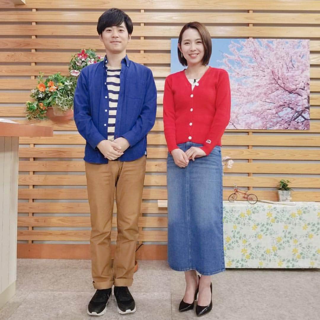 若林翔子のインスタグラム：「* * 昨日のブレイク。  鮮やかな赤がめちゃ効いてました🥰 * * #ミヤテレ #ちょっとブレイクタイム #松原アナ #若林翔子 #宮城 #仙台 #タレント #モデル #MC」