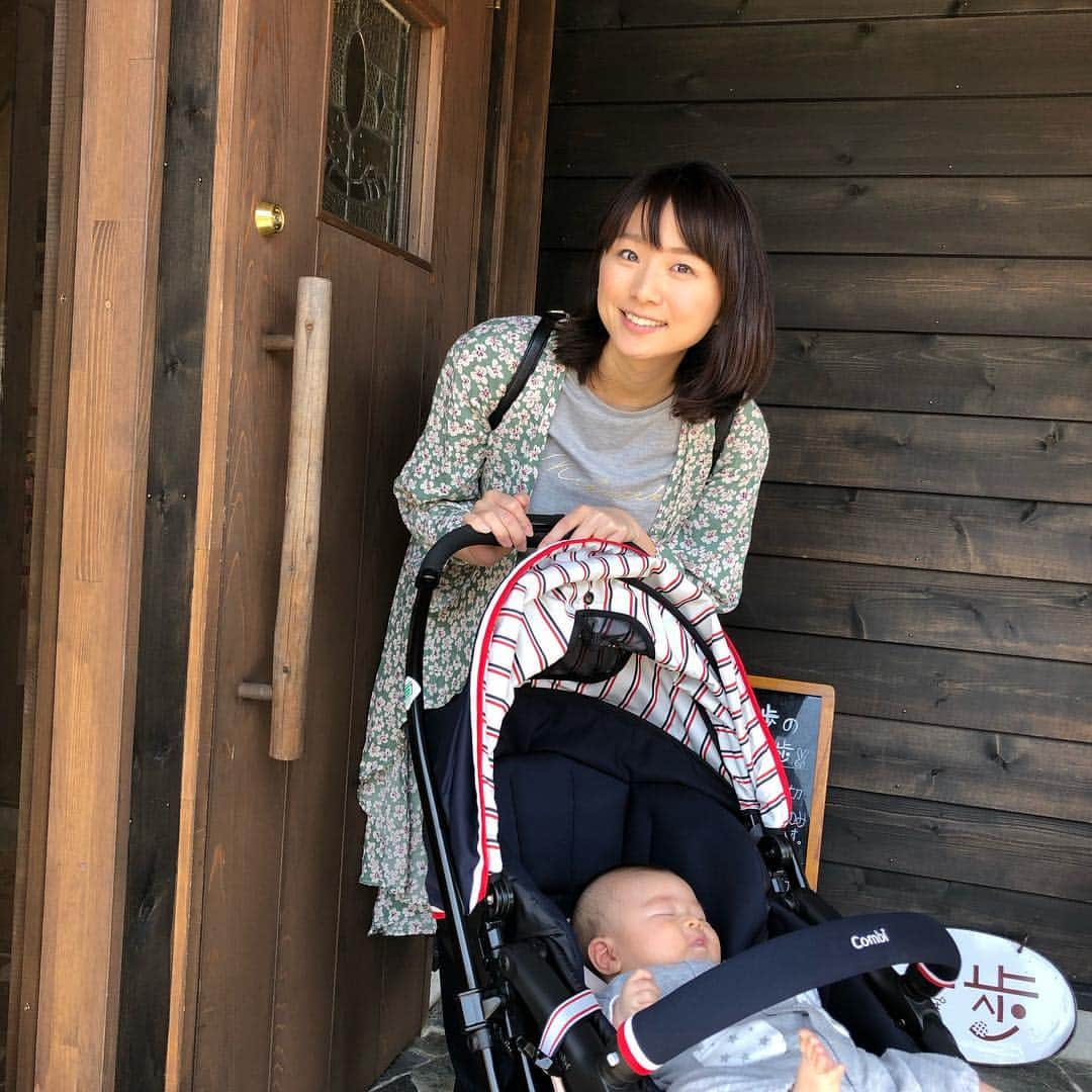 今井美穂さんのインスタグラム写真 - (今井美穂Instagram)「母とランチへ﻿ 田上町の山cafe一歩さん😊﻿ ﻿ 久々にお邪魔したのですが、﻿ 木のぬくもりあふれる素敵空間でした〜💕﻿ お昼時大人気✨﻿ 予約していって良かった〜😆﻿ ﻿ 温かいご夫妻が営まれているカフェで﻿ 昔食べたシカゴスタイルのベーコンワッフルが美味しかったので、他にも食べてみたいの沢山あったけどリピートしました😍﻿ 母はポルチーニ茸のパスタ🍝﻿ ﻿ うんうん。美味しかった❤️﻿ ﻿ 母から突然プレゼント🎁﻿ ベストセラーの育児本だそうです😆﻿ 新米母勉強してみます👍﻿ ﻿ 新米おばあちゃんは孫にデレデレでした💕笑﻿ ﻿ #新潟#田上町﻿ #おしゃれカフェ﻿ #ランチ﻿ #素敵ご夫妻﻿ #山cafe一歩﻿ #テラスにはハンモック﻿ #息子#生後２ヶ月﻿ #男の子ママ#育児本ゲットだぜ﻿」4月18日 21時49分 - imaimiho1209