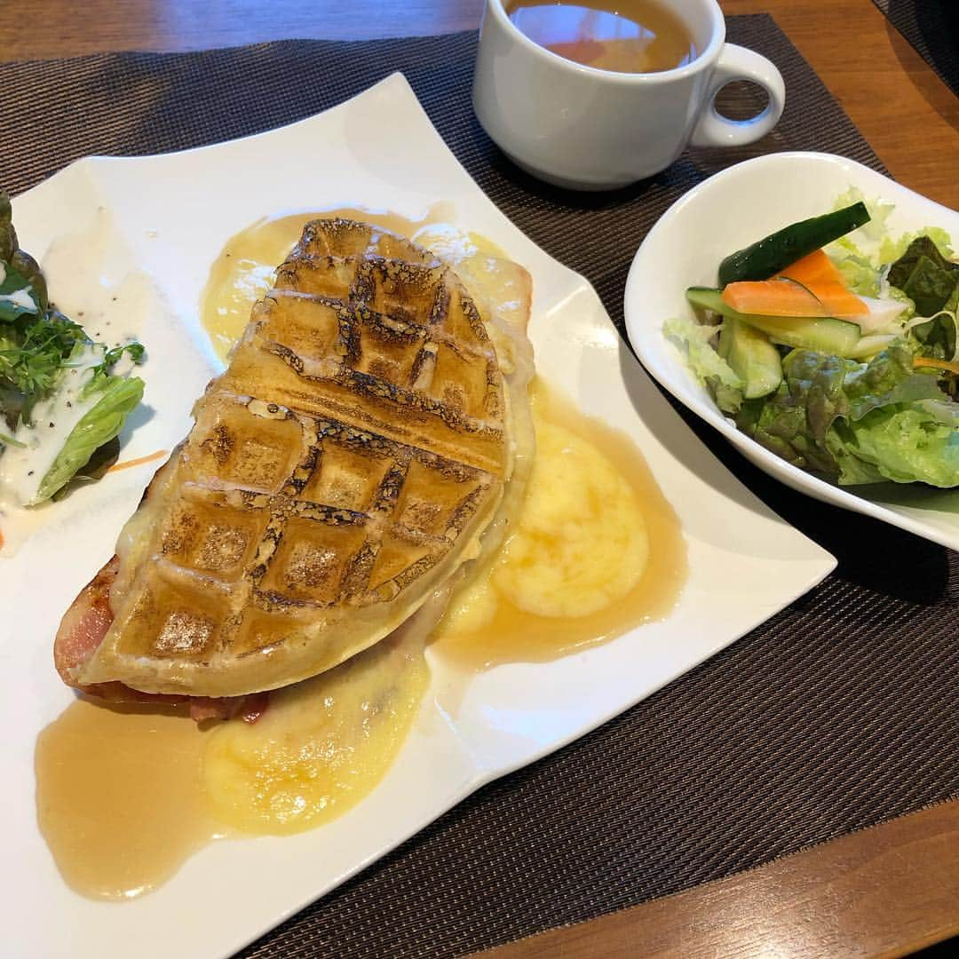 今井美穂さんのインスタグラム写真 - (今井美穂Instagram)「母とランチへ﻿ 田上町の山cafe一歩さん😊﻿ ﻿ 久々にお邪魔したのですが、﻿ 木のぬくもりあふれる素敵空間でした〜💕﻿ お昼時大人気✨﻿ 予約していって良かった〜😆﻿ ﻿ 温かいご夫妻が営まれているカフェで﻿ 昔食べたシカゴスタイルのベーコンワッフルが美味しかったので、他にも食べてみたいの沢山あったけどリピートしました😍﻿ 母はポルチーニ茸のパスタ🍝﻿ ﻿ うんうん。美味しかった❤️﻿ ﻿ 母から突然プレゼント🎁﻿ ベストセラーの育児本だそうです😆﻿ 新米母勉強してみます👍﻿ ﻿ 新米おばあちゃんは孫にデレデレでした💕笑﻿ ﻿ #新潟#田上町﻿ #おしゃれカフェ﻿ #ランチ﻿ #素敵ご夫妻﻿ #山cafe一歩﻿ #テラスにはハンモック﻿ #息子#生後２ヶ月﻿ #男の子ママ#育児本ゲットだぜ﻿」4月18日 21時49分 - imaimiho1209