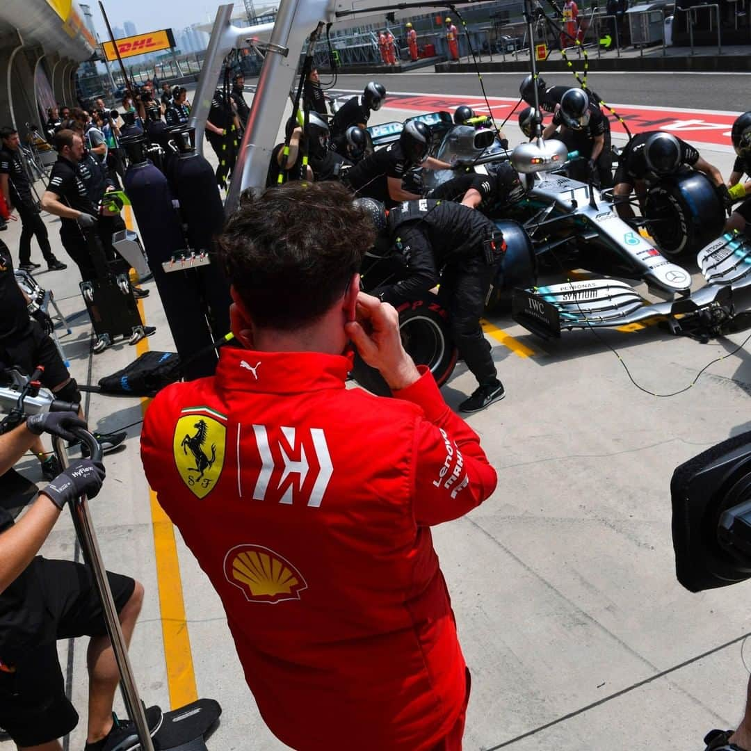 F1さんのインスタグラム写真 - (F1Instagram)「Can you spot the odd one out? 🤔😂🔴 . @scuderiaferrari team boss Mattia Binotto got a sneak peak of @mercedesamgf1's slick pit crew in action during practice in China 👀 . #F1 #Formula1 #ChineseGP #Race1000 #Mercedes #Ferrari」4月18日 21時50分 - f1