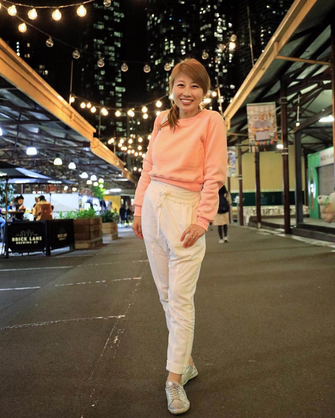 吉田ちかさんのインスタグラム写真 - (吉田ちかInstagram)「Uploaded our vlog from the Queen Victoria Night Market!  Totoro-shaped cotton candy, flying noodles, OMG! They had the craziest foods! ﻿ ﻿ BTW, These pants are really hard to pose in ... swipe to see a “don’t” example lol ﻿ ﻿ クィーン・ビクトリアのナイト🌙マーケットの動画をアップしました💕 2日連続まどか動画❤️ 空中に浮いている焼きそばやトトロの綿あめ、斬新なお祭りフードが沢山あって楽しかったです☆﻿ ﻿ #ポーズが難しいパンツ #下手すると #スワイプ 🤣」4月18日 21時54分 - bilingirl_chika