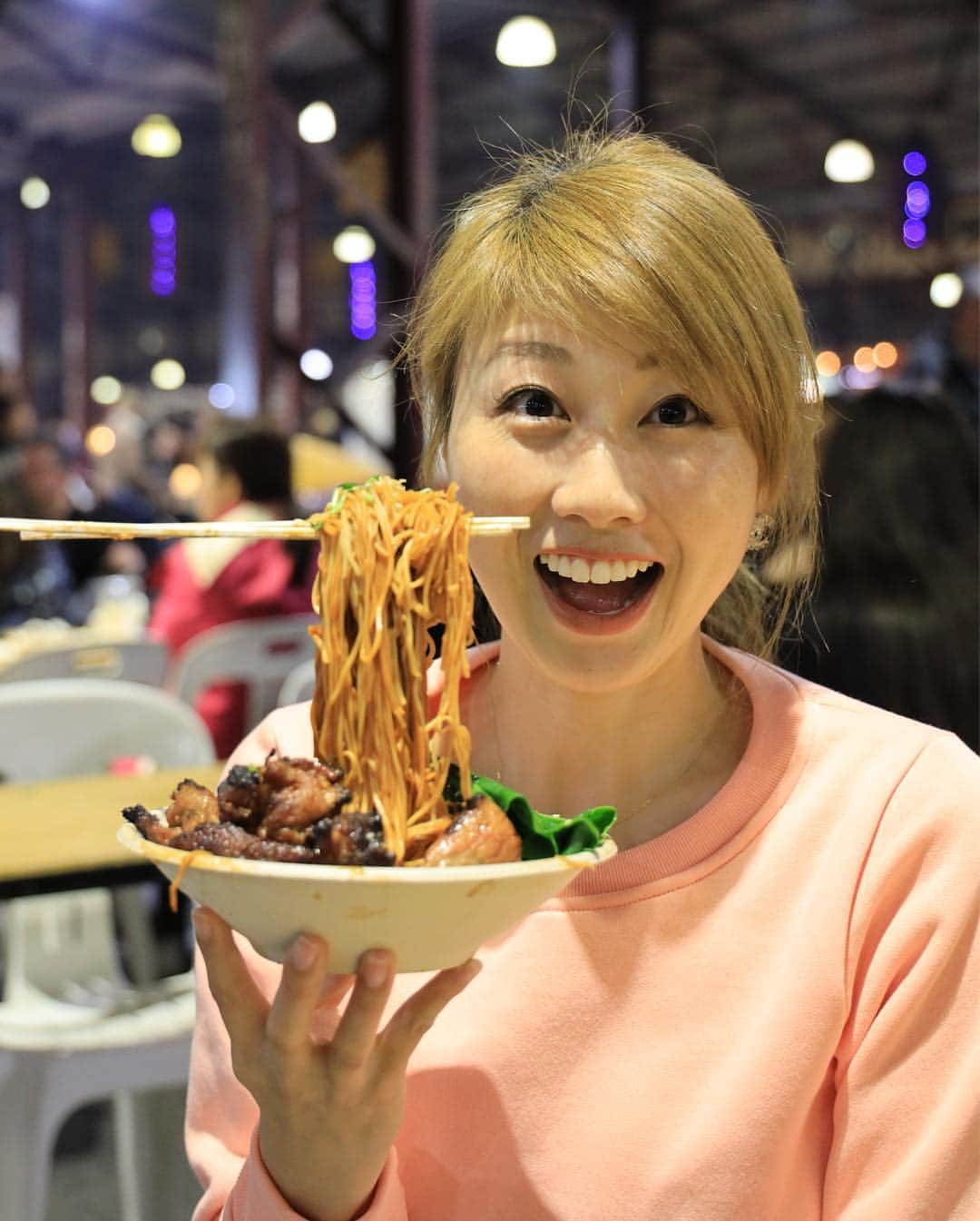 吉田ちかさんのインスタグラム写真 - (吉田ちかInstagram)「Uploaded our vlog from the Queen Victoria Night Market!  Totoro-shaped cotton candy, flying noodles, OMG! They had the craziest foods! ﻿ ﻿ BTW, These pants are really hard to pose in ... swipe to see a “don’t” example lol ﻿ ﻿ クィーン・ビクトリアのナイト🌙マーケットの動画をアップしました💕 2日連続まどか動画❤️ 空中に浮いている焼きそばやトトロの綿あめ、斬新なお祭りフードが沢山あって楽しかったです☆﻿ ﻿ #ポーズが難しいパンツ #下手すると #スワイプ 🤣」4月18日 21時54分 - bilingirl_chika